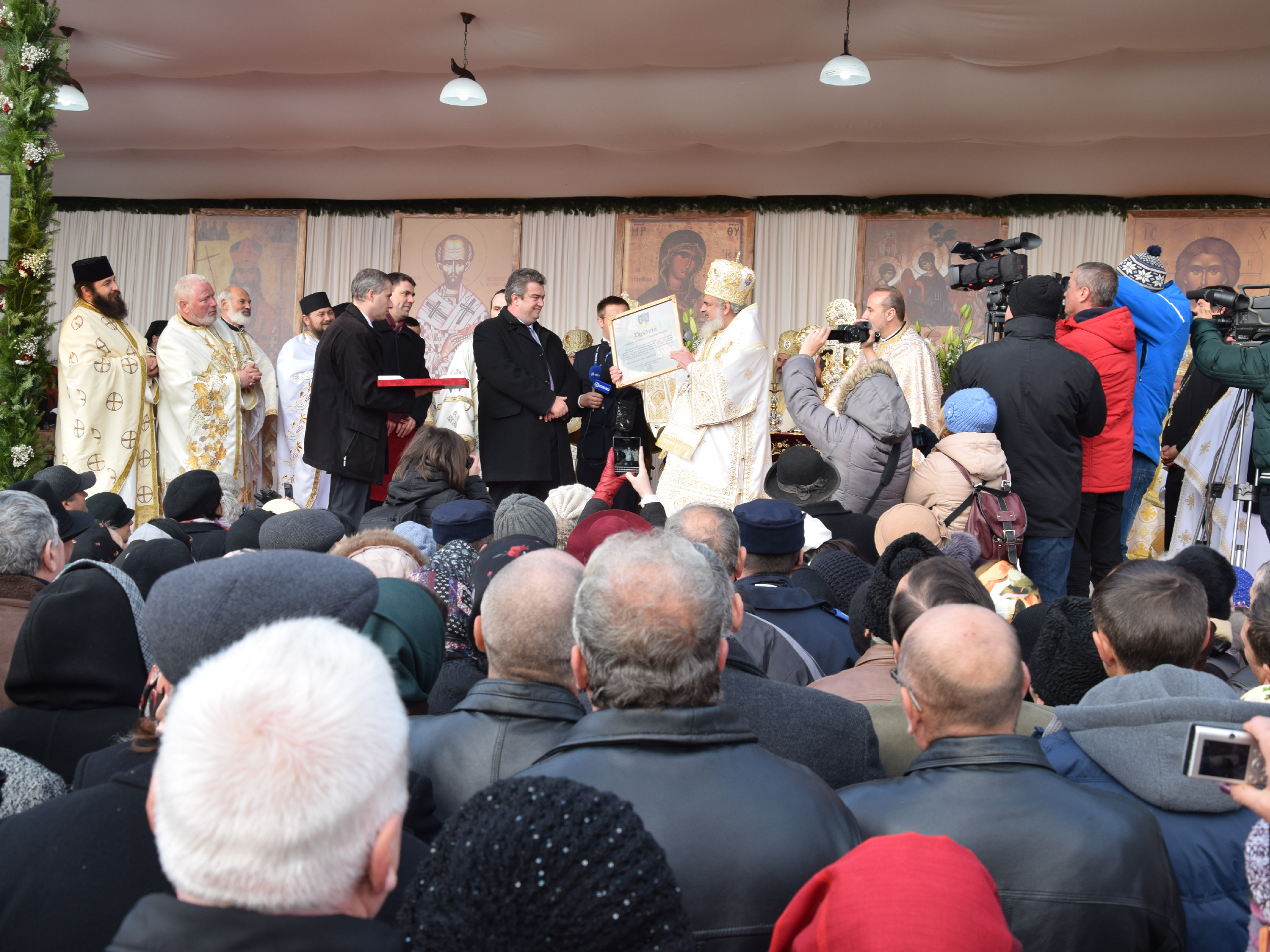 Foto: Tudorel Rusu Patriarhul Daniel, la Rădăuți: „Arătăm prin rugăciune şi pomenire că rugăciunea este iubirea mai tare decât moartea”