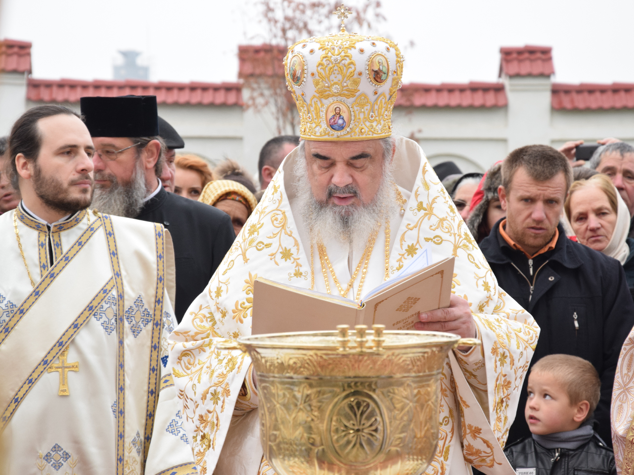 Foto: Tudorel Rusu Patriarhul Daniel, la Rădăuți: „Arătăm prin rugăciune şi pomenire că rugăciunea este iubirea mai tare decât moartea”