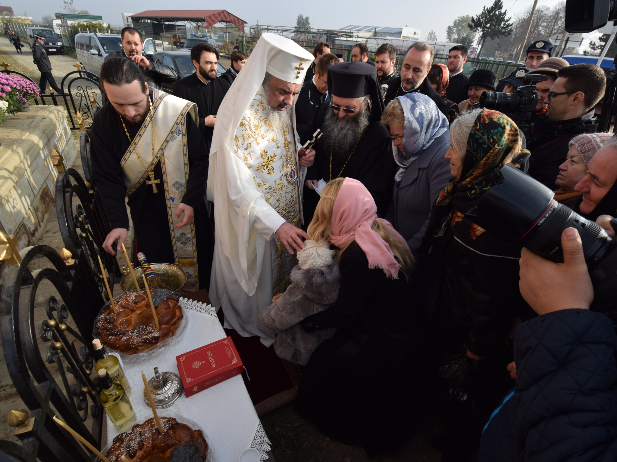 Foto: Tudorel Rusu Patriarhul Daniel, la Rădăuți: „Arătăm prin rugăciune şi pomenire că rugăciunea este iubirea mai tare decât moartea”