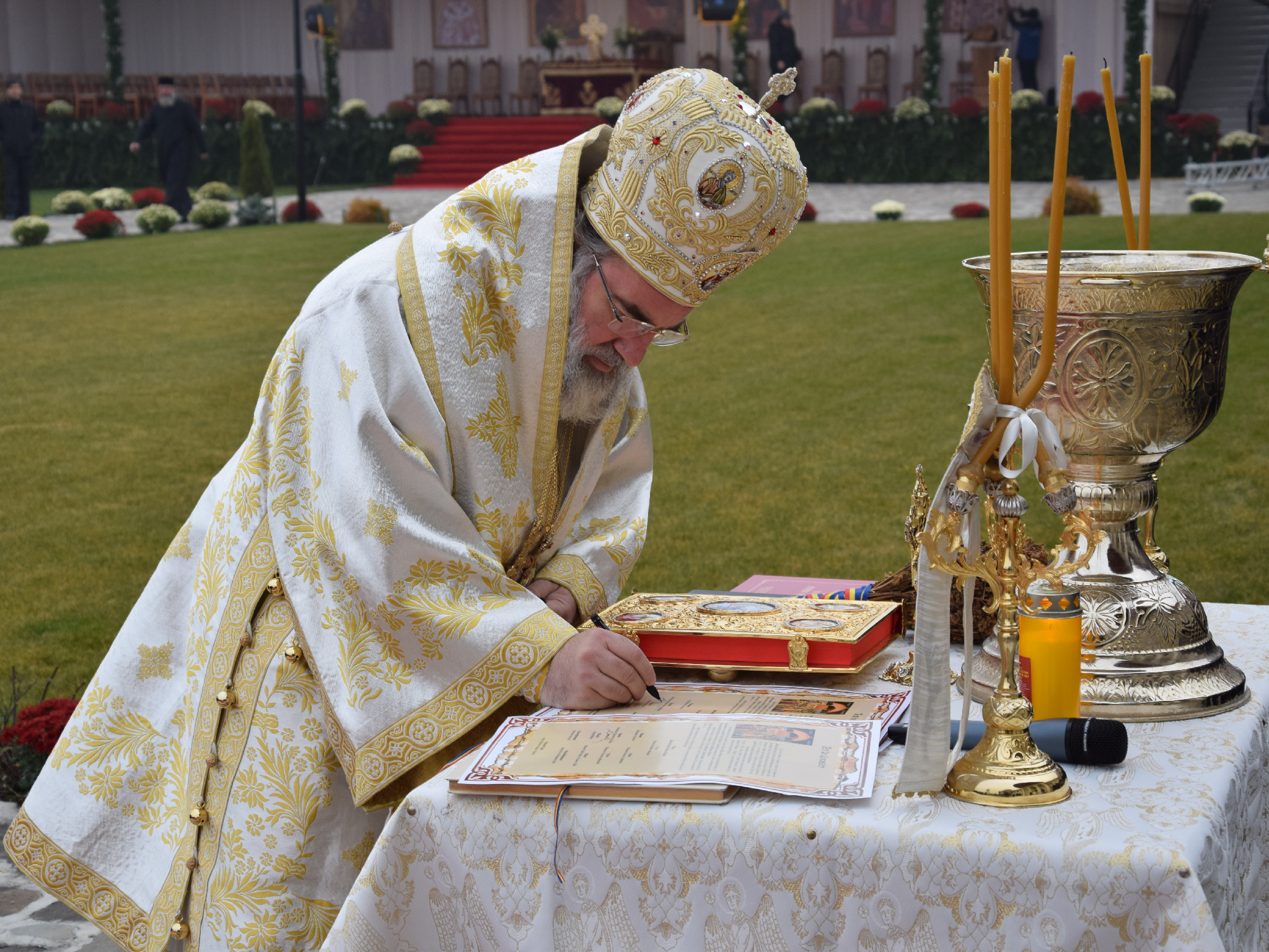Foto: Tudorel Rusu Patriarhul Daniel, la Rădăuți: „Arătăm prin rugăciune şi pomenire că rugăciunea este iubirea mai tare decât moartea”