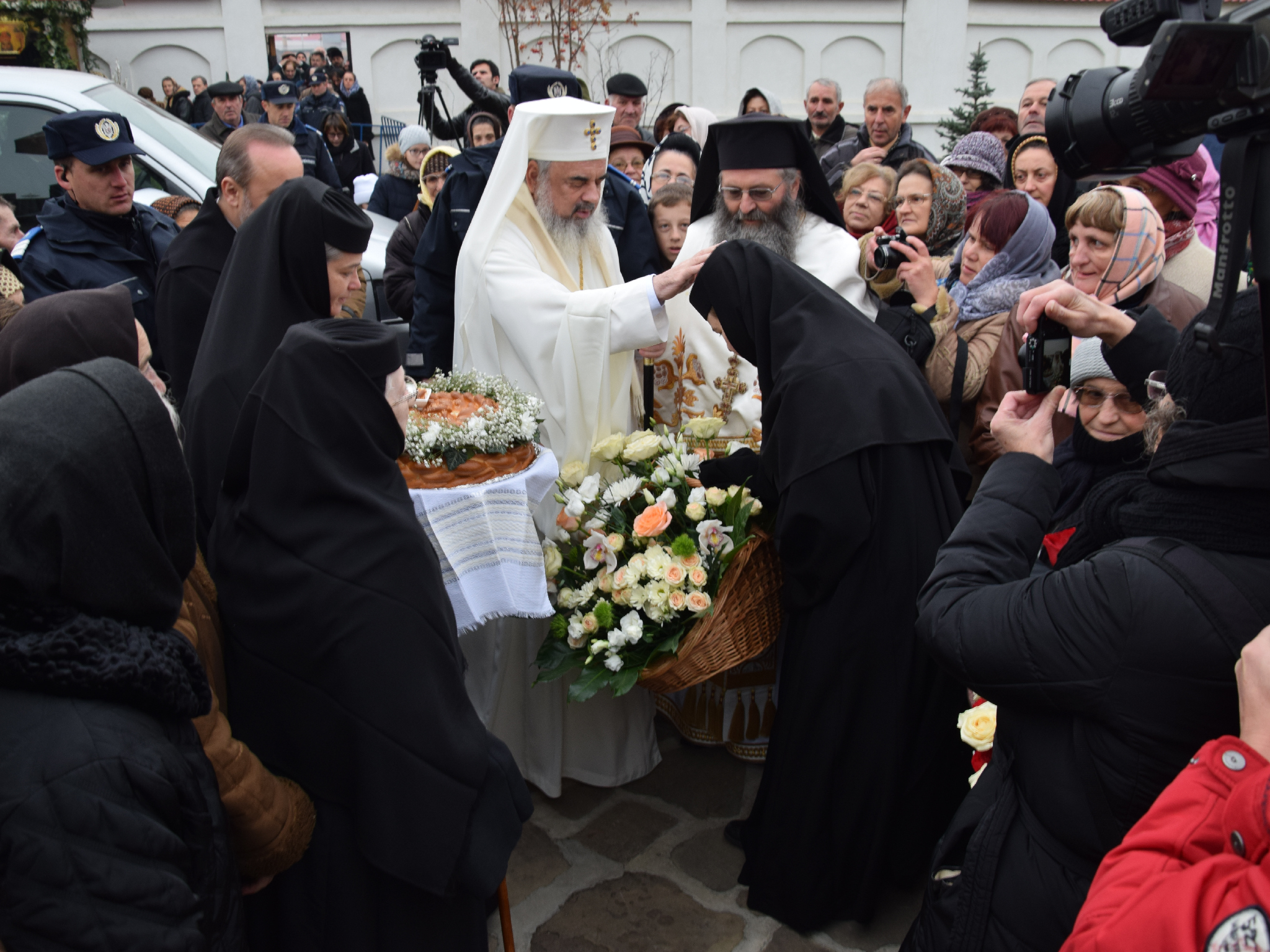 Foto: Tudorel Rusu Patriarhul Daniel, la Rădăuți: „Arătăm prin rugăciune şi pomenire că rugăciunea este iubirea mai tare decât moartea”