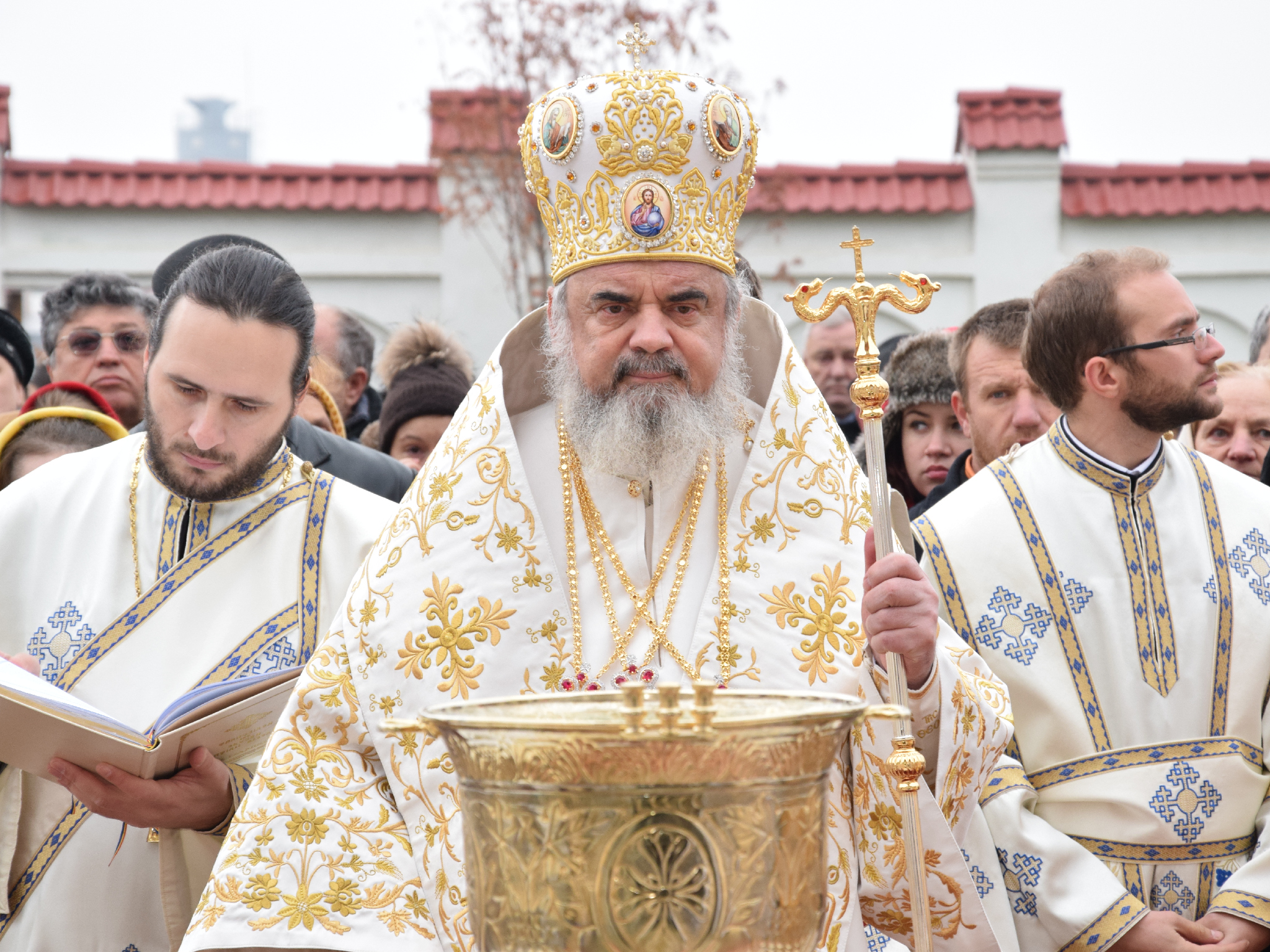 Foto: Tudorel Rusu Patriarhul Daniel, la Rădăuți: „Arătăm prin rugăciune şi pomenire că rugăciunea este iubirea mai tare decât moartea”