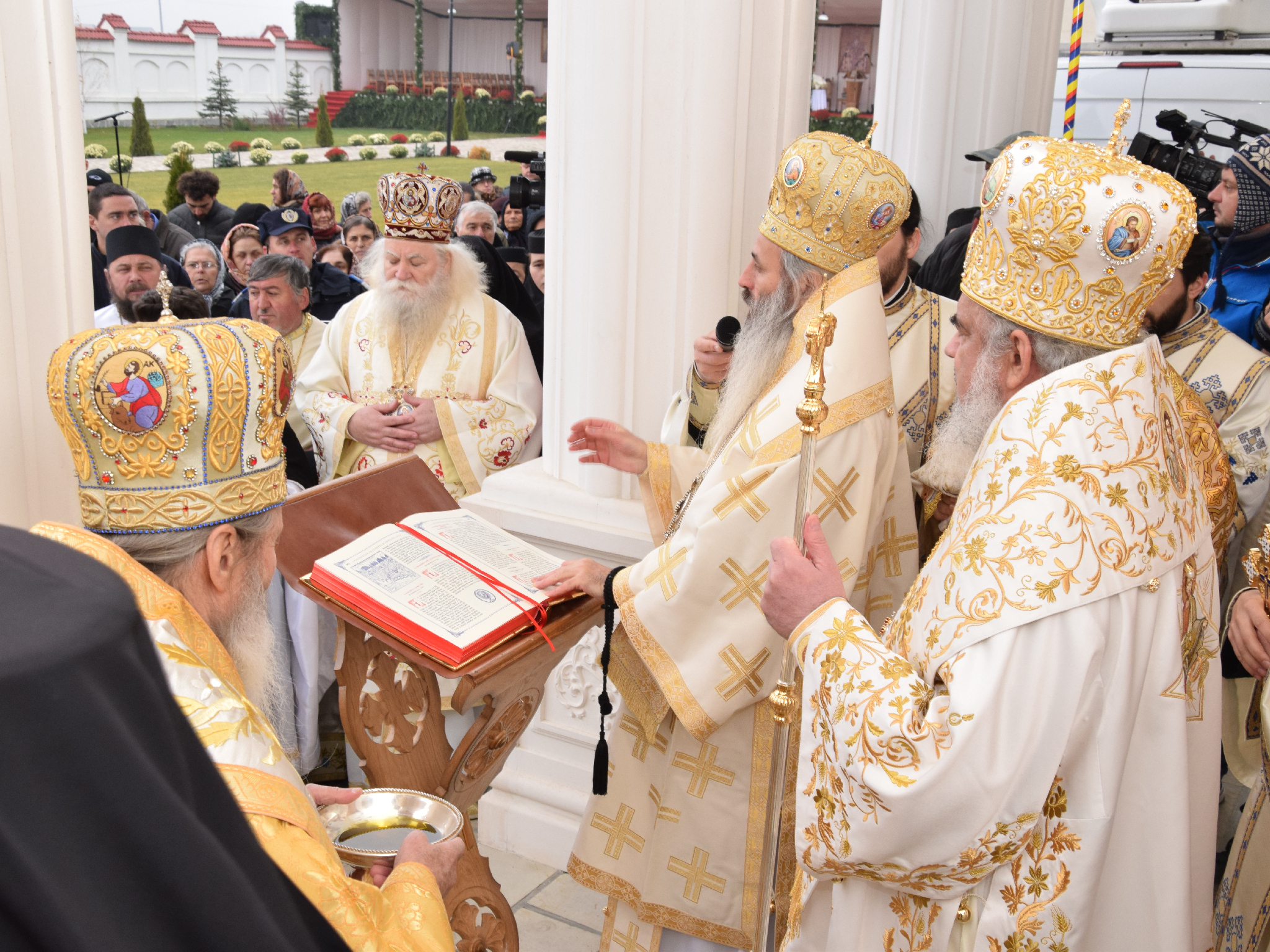 Foto: Tudorel Rusu Patriarhul Daniel, la Rădăuți: „Arătăm prin rugăciune şi pomenire că rugăciunea este iubirea mai tare decât moartea”
