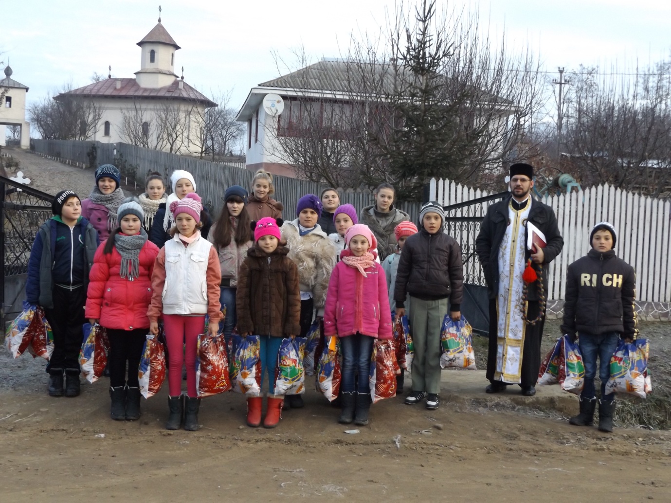 „Bucuria de a dărui“ a copiilor din Parohia Socrujeni, la Azilul de bătrâni Truşeşti