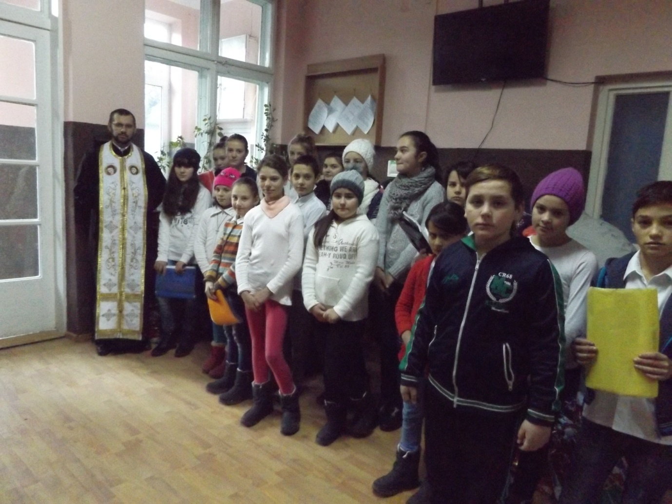 „Bucuria de a dărui“ a copiilor din Parohia Socrujeni, la Azilul de bătrâni Truşeşti