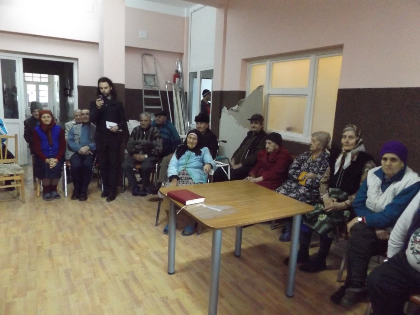 „Bucuria de a dărui“ a copiilor din Parohia Socrujeni, la Azilul de bătrâni Truşeşti