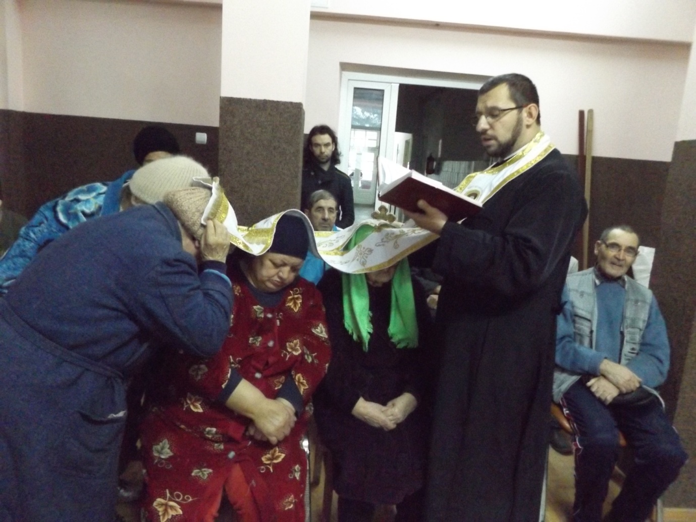 „Bucuria de a dărui“ a copiilor din Parohia Socrujeni, la Azilul de bătrâni Truşeşti