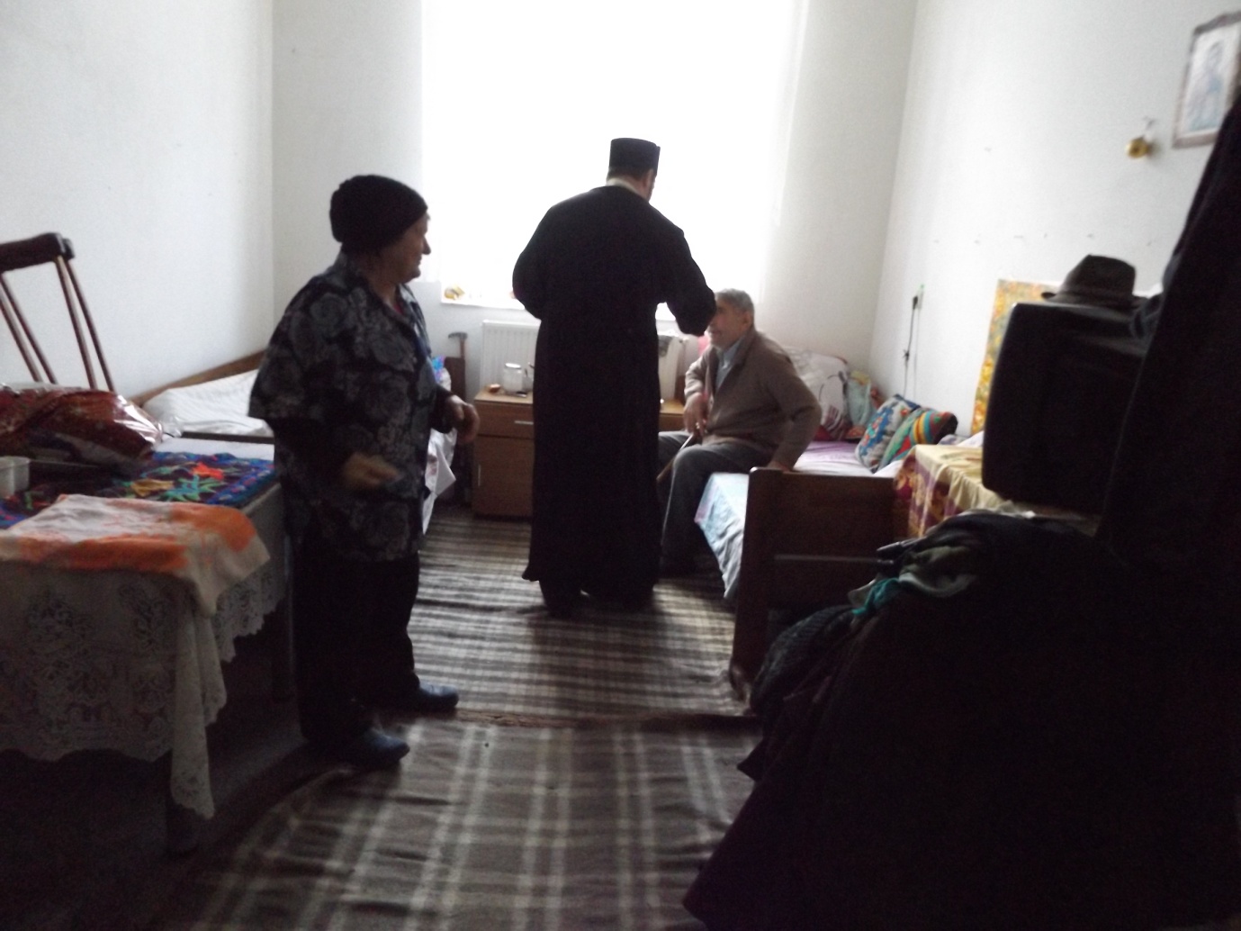 „Bucuria de a dărui“ a copiilor din Parohia Socrujeni, la Azilul de bătrâni Truşeşti