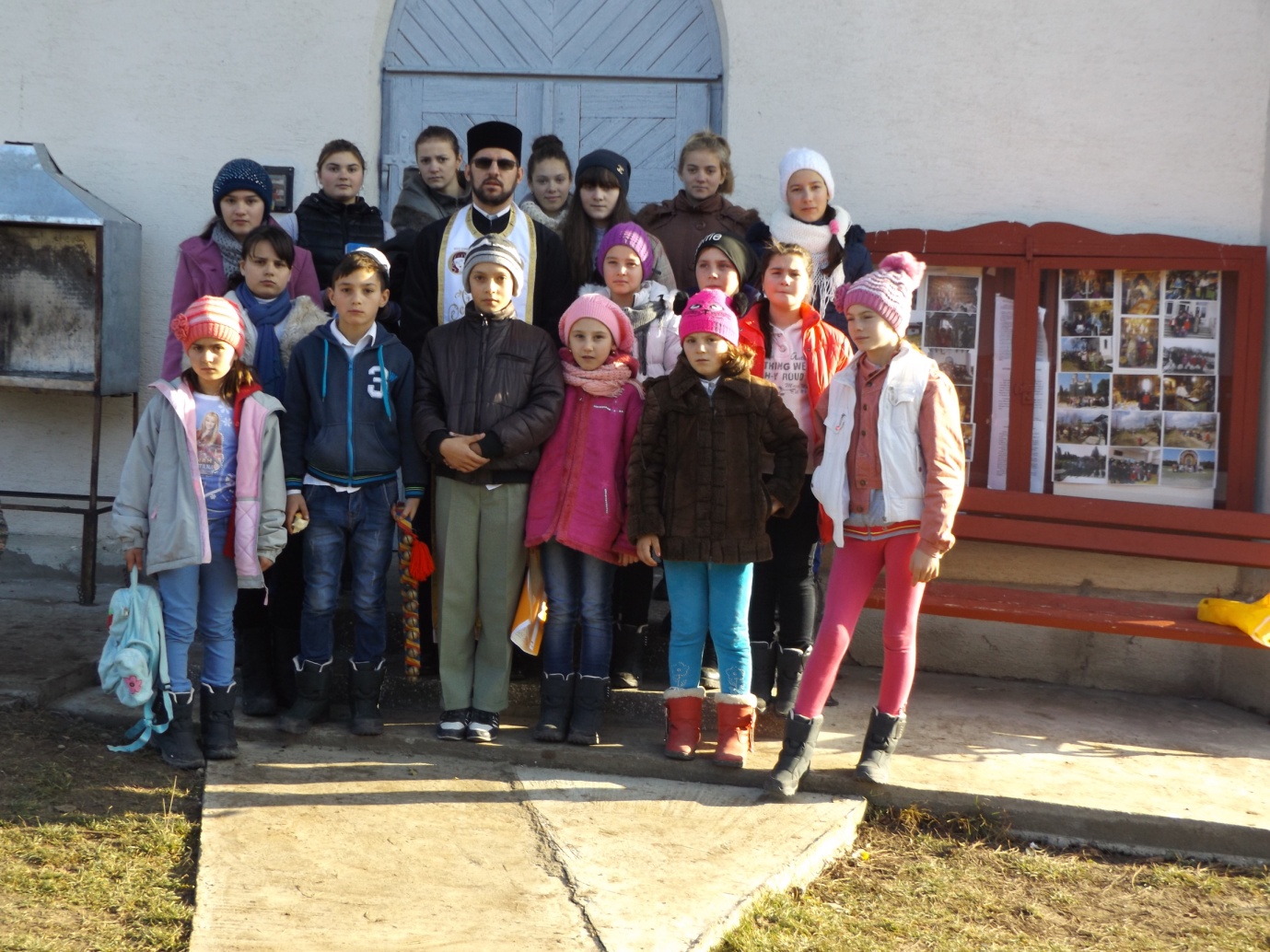 „Bucuria de a dărui“ a copiilor din Parohia Socrujeni, la Azilul de bătrâni Truşeşti