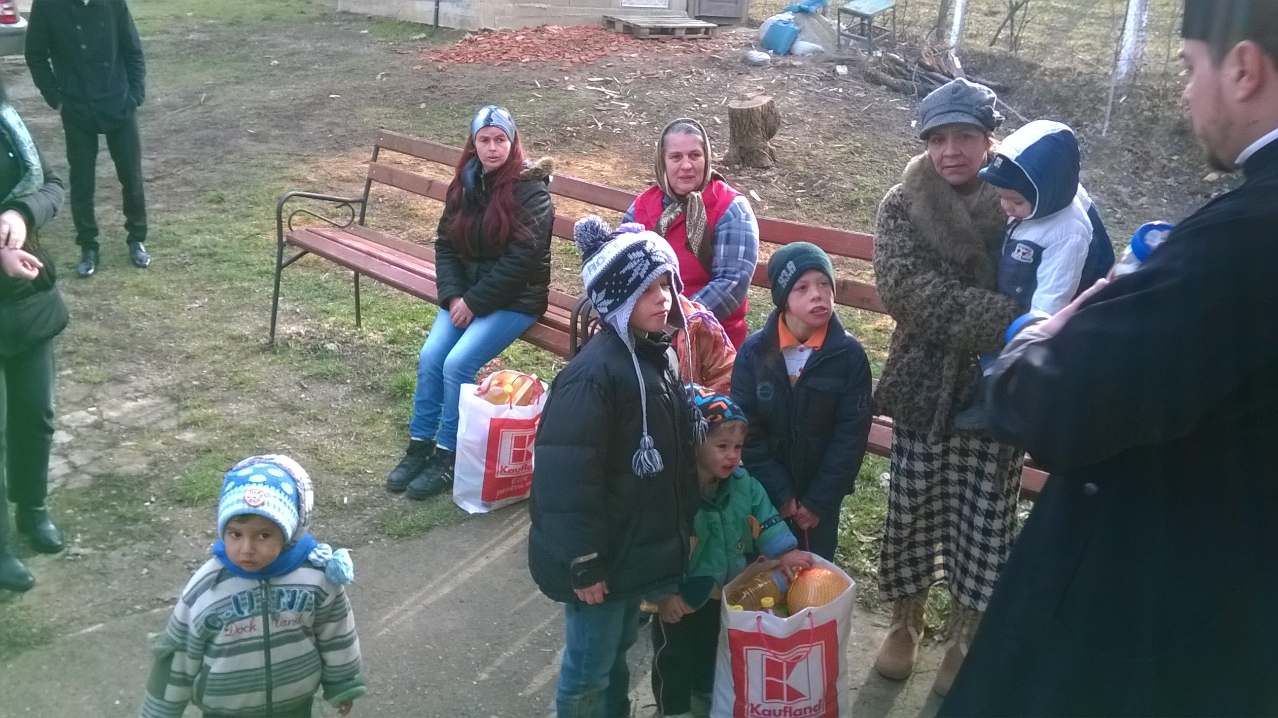 Ajutoare pentru 8 familii din Parohia Curături