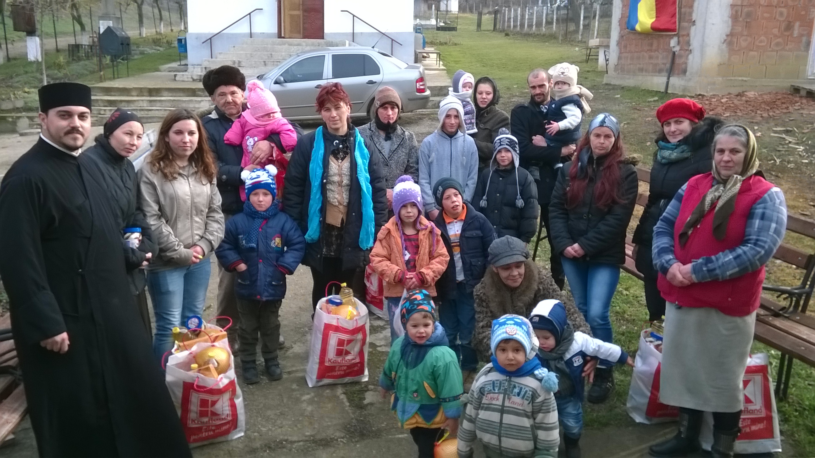 Ajutoare pentru 8 familii din Parohia Curături