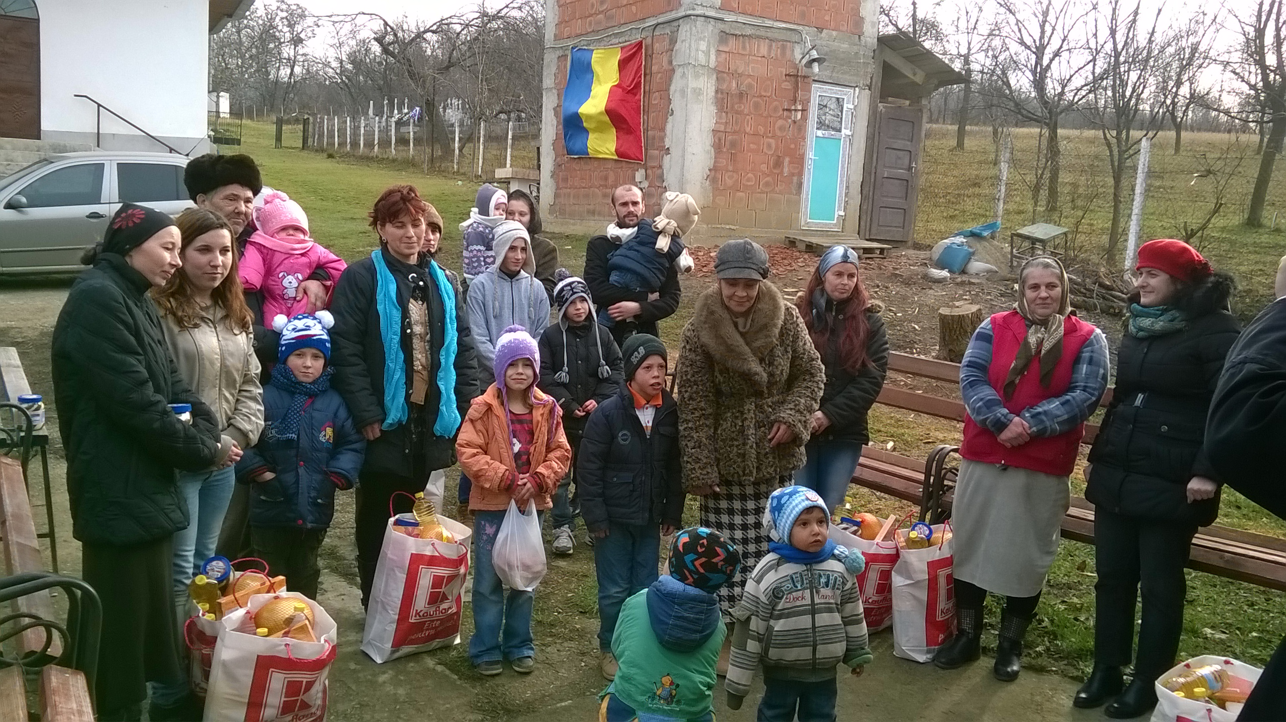 Ajutoare pentru 8 familii din Parohia Curături