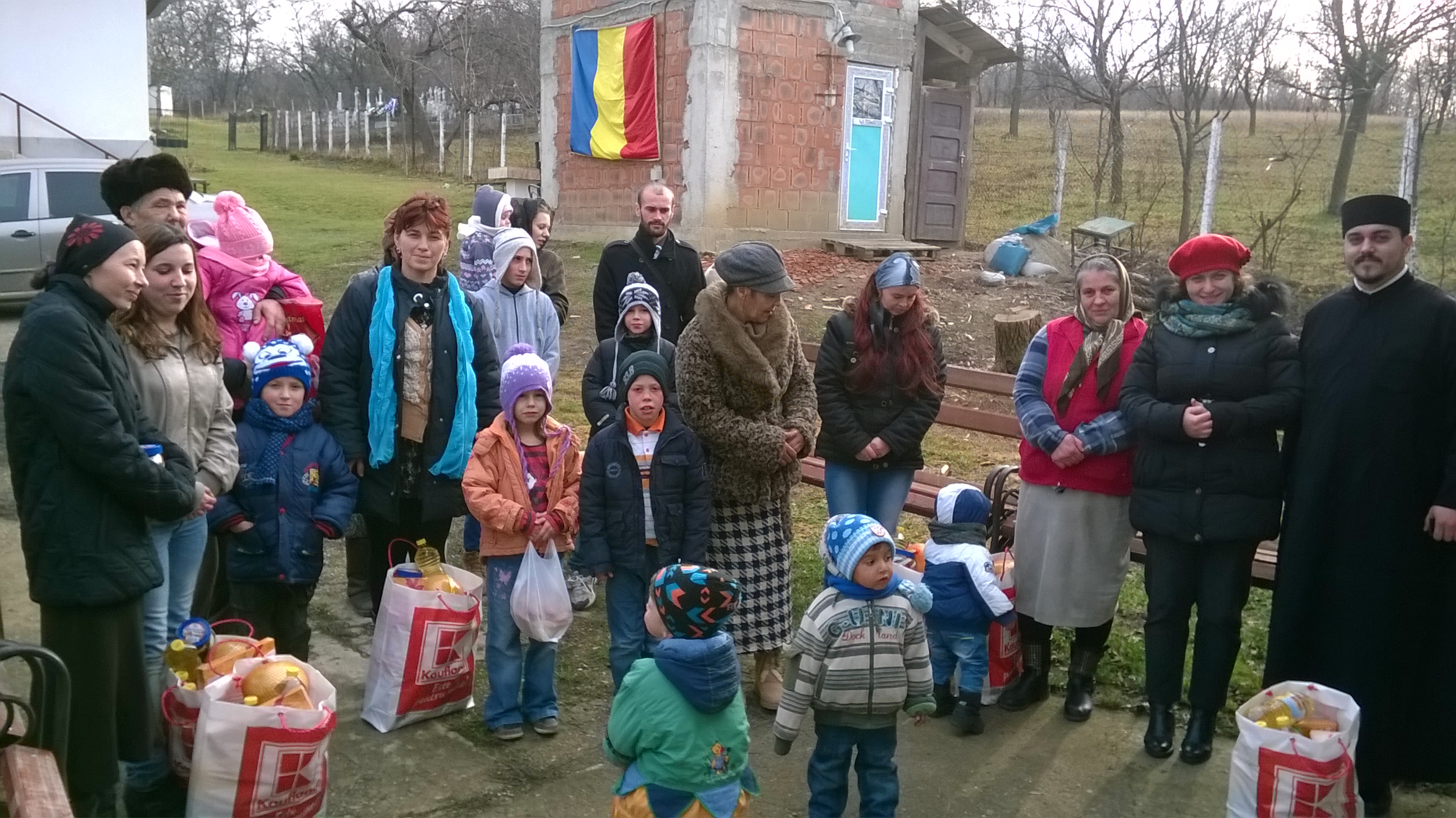 Ajutoare pentru 8 familii din Parohia Curături