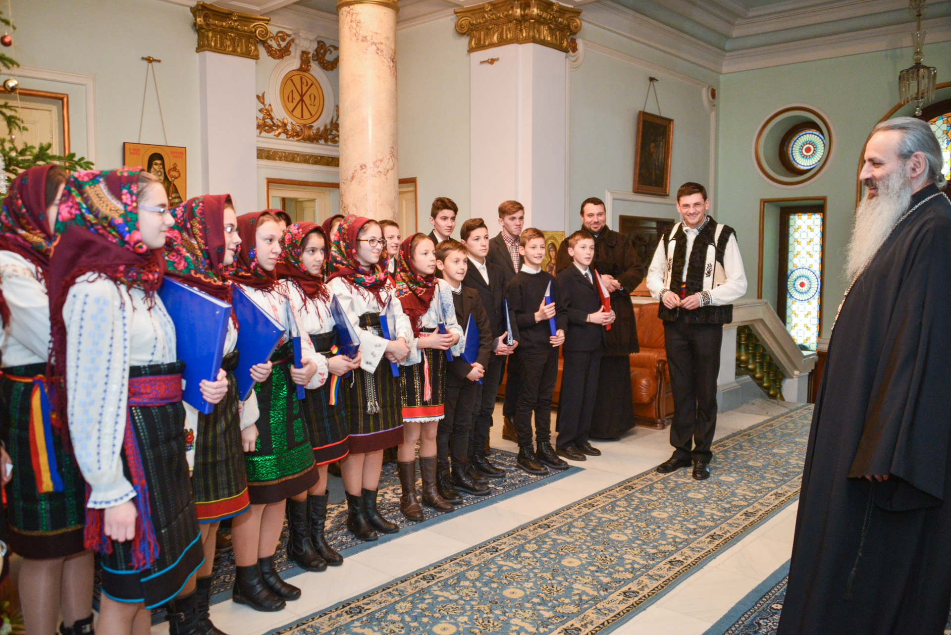 Colindători la Reședința Mitropolitană - Așezământul de copii „Sfântul Leontie” de la Rădăuți