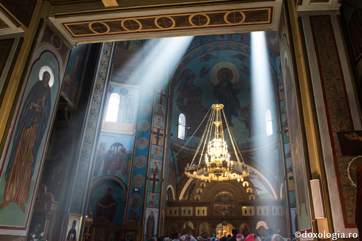 raze de lumină în biserică