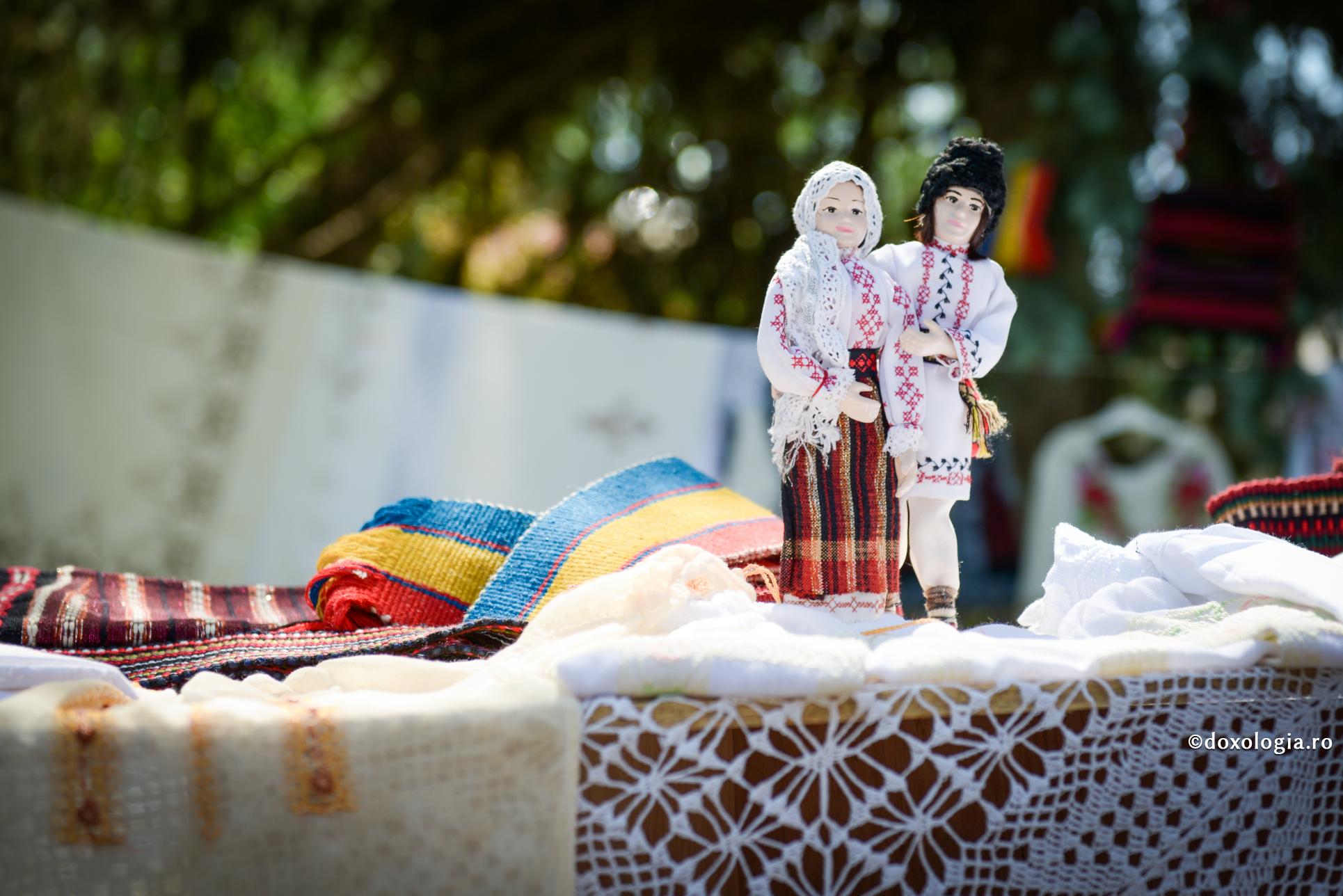 „Să vedem dacă ne potrivim...” ‒ de potrivit, ne potrivește Dumnezeu / Foto: Oana Nechifor păpuși îmbrăcate în costum popular