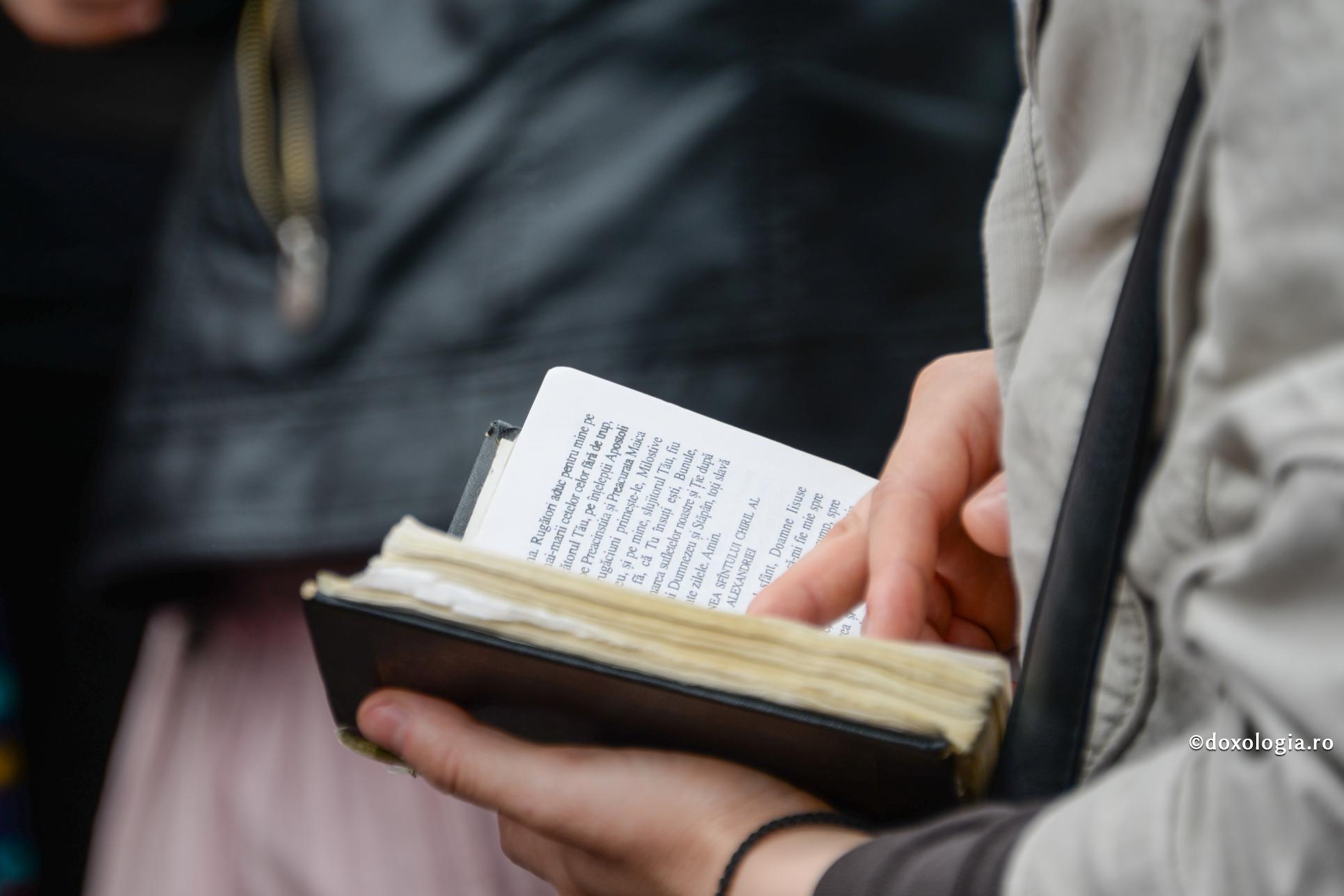 carte de rugăciuni în mână