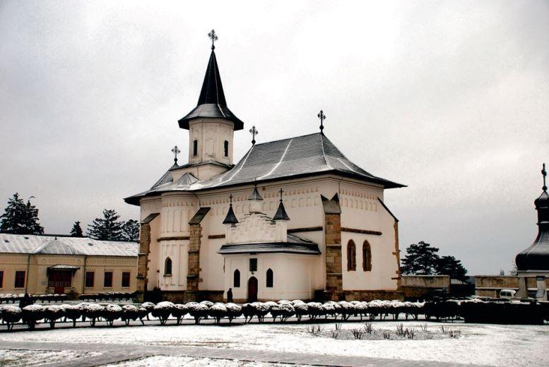 Slujbă de mulțumire la Roman, în noaptea de Anul Nou Slujbă de mulțumire la Roman, în noaptea de Anul Nou
