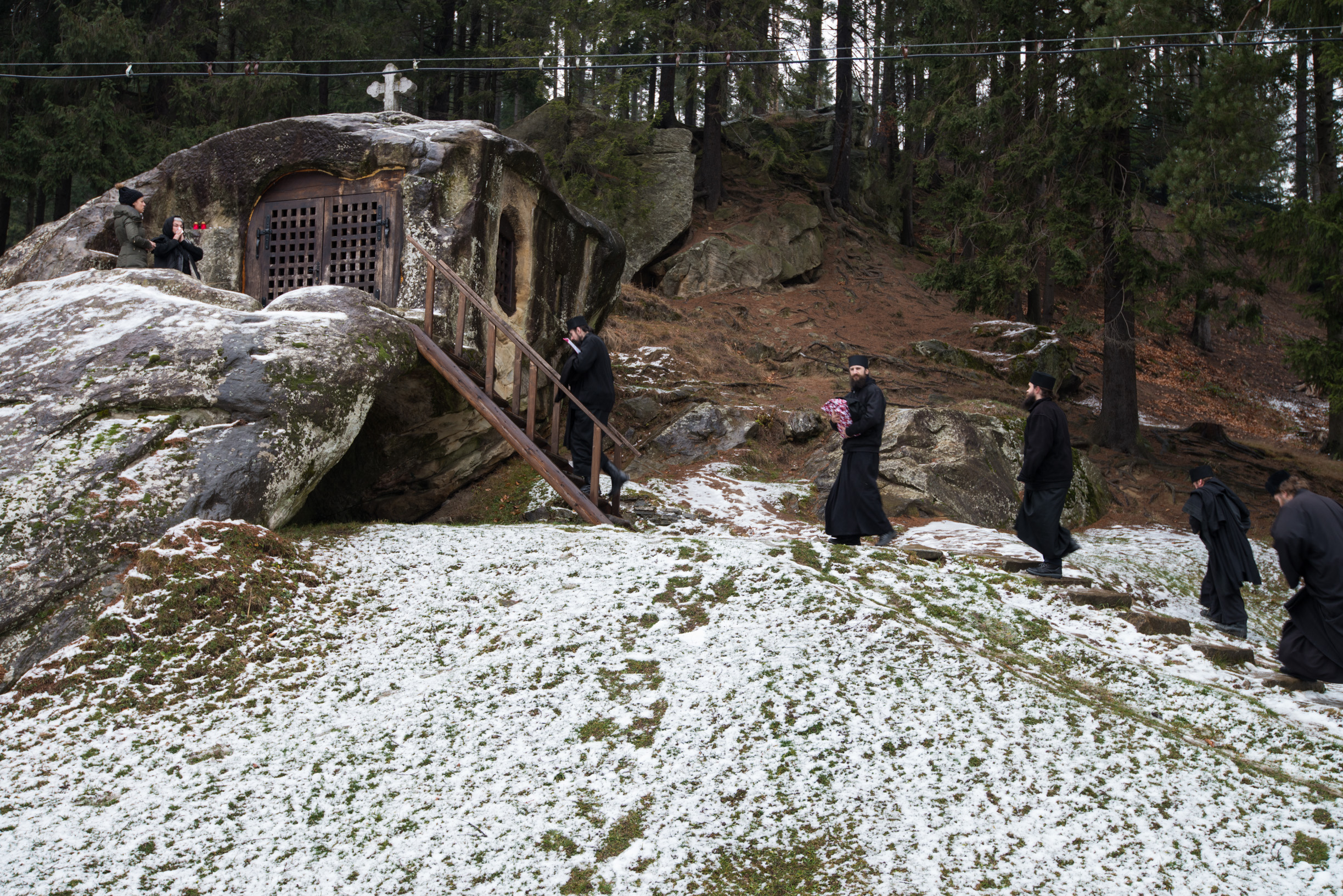 Slujba Acatistului la chilia Sfântului Daniil Sihastrul
