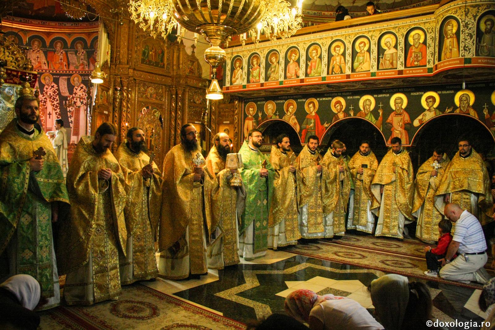 Comuniunea cu sfinţii se face şi se trăieşte...