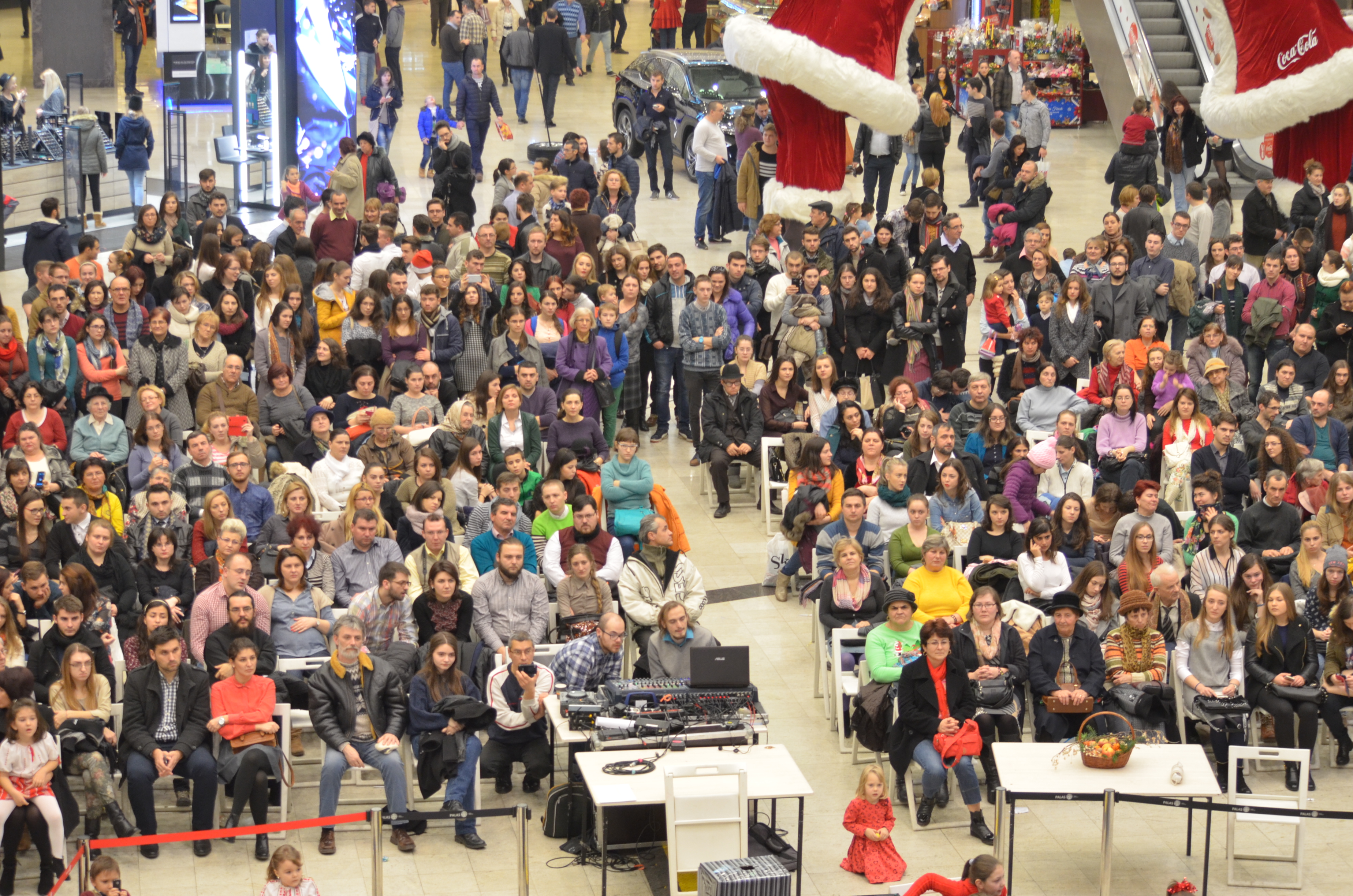 Concert caritabil de colinde la Palas Mall, organizat de ASCOR Iaşi