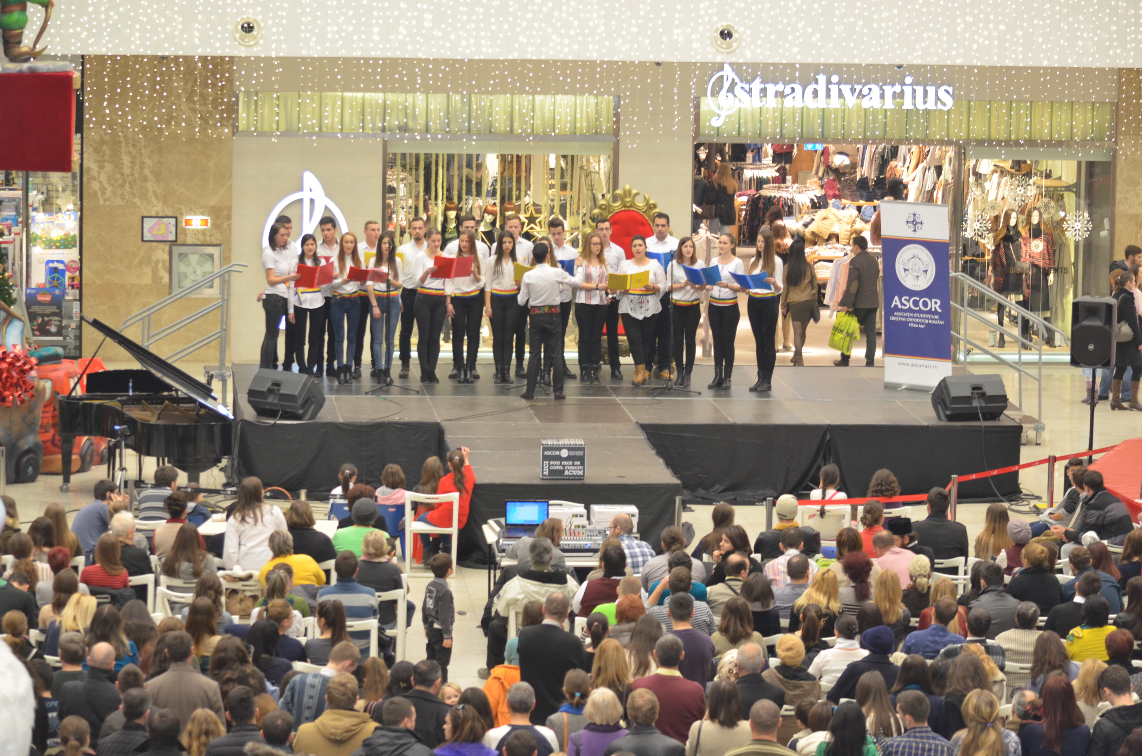 Concert caritabil de colinde la Palas Mall, organizat de ASCOR Iaşi