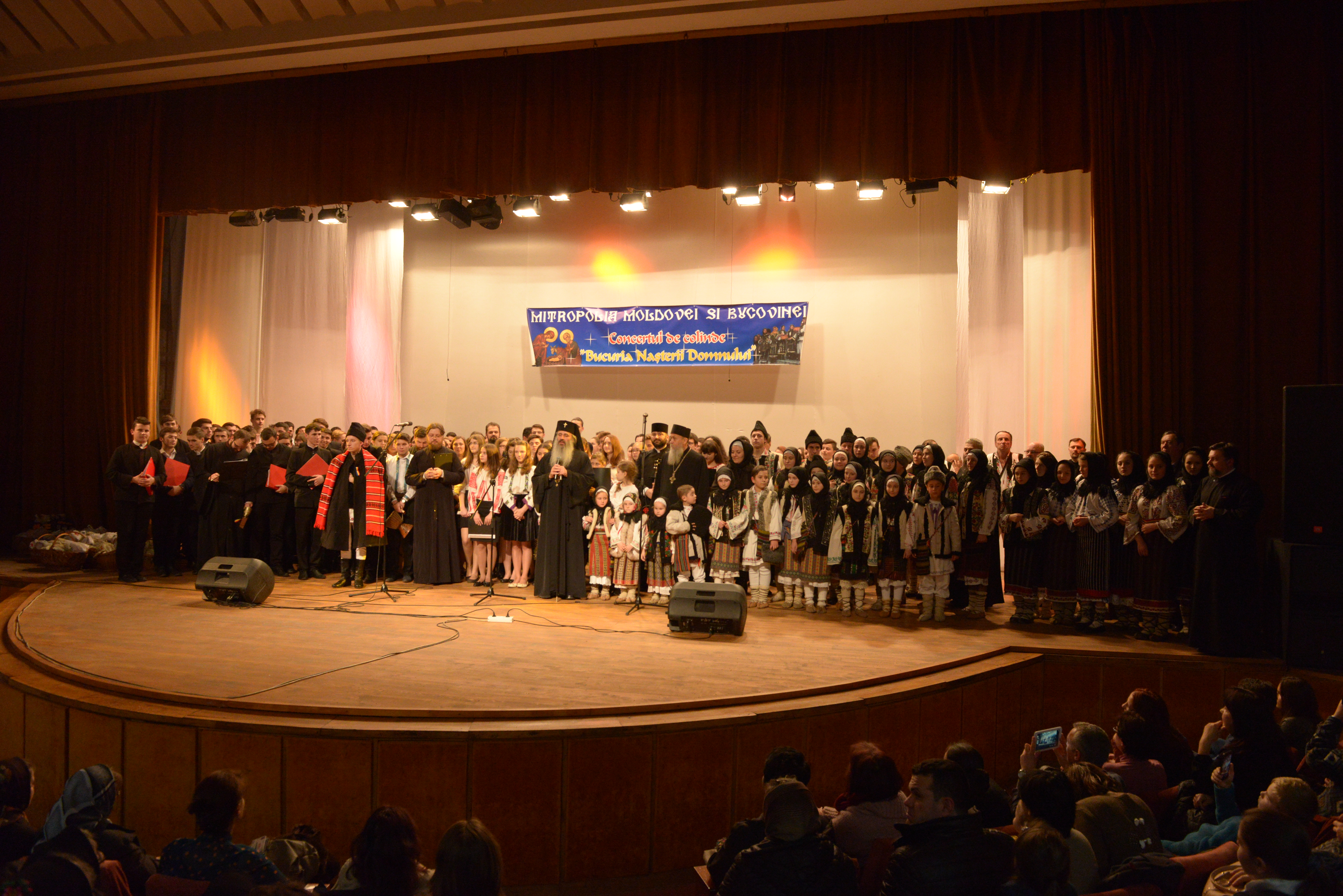 IPS Mitropolit Teofan: „Atât timp cât «nu mor colindătorii», nu ne pierdem speranţa”