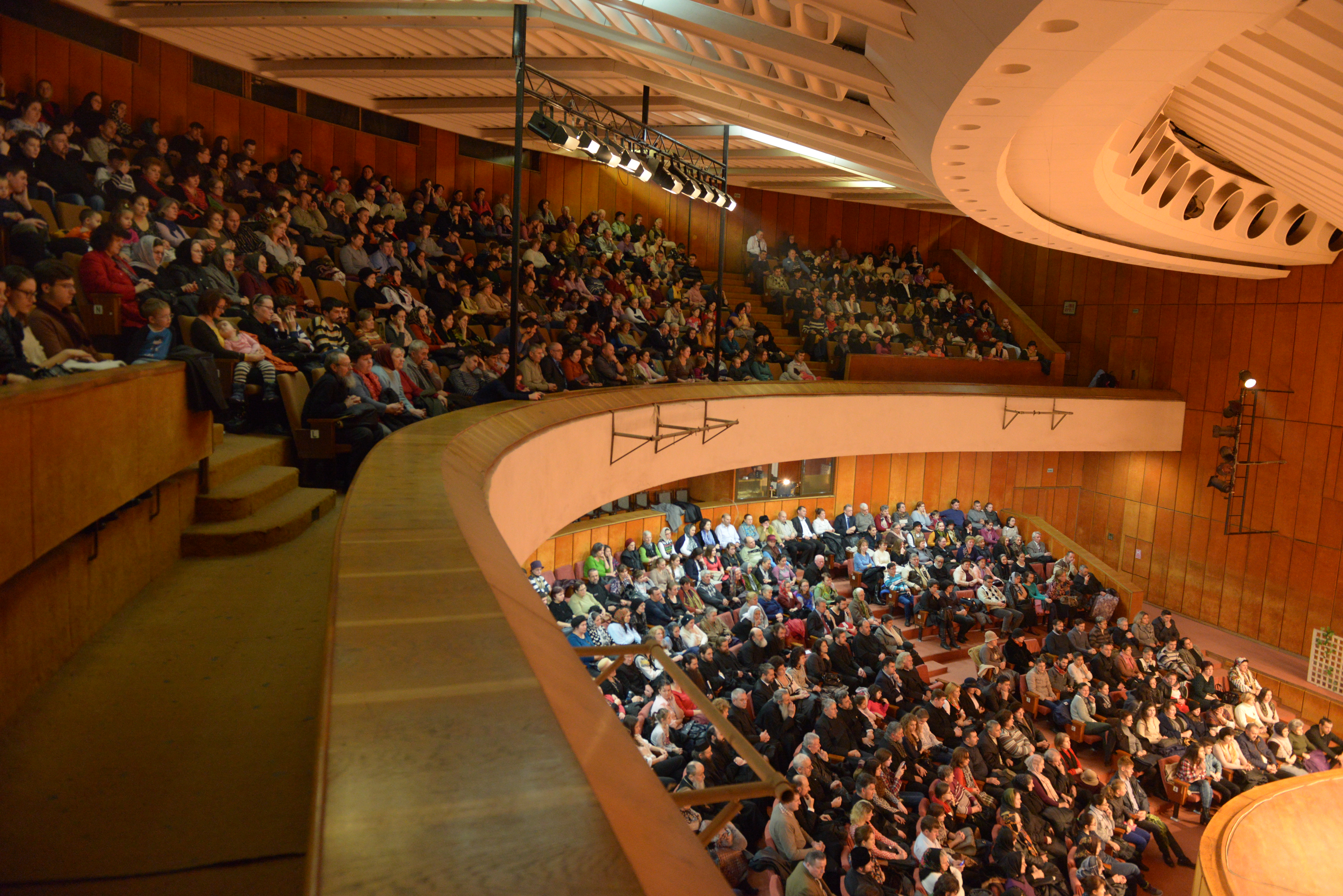 IPS Mitropolit Teofan: „Atât timp cât «nu mor colindătorii», nu ne pierdem speranţa”