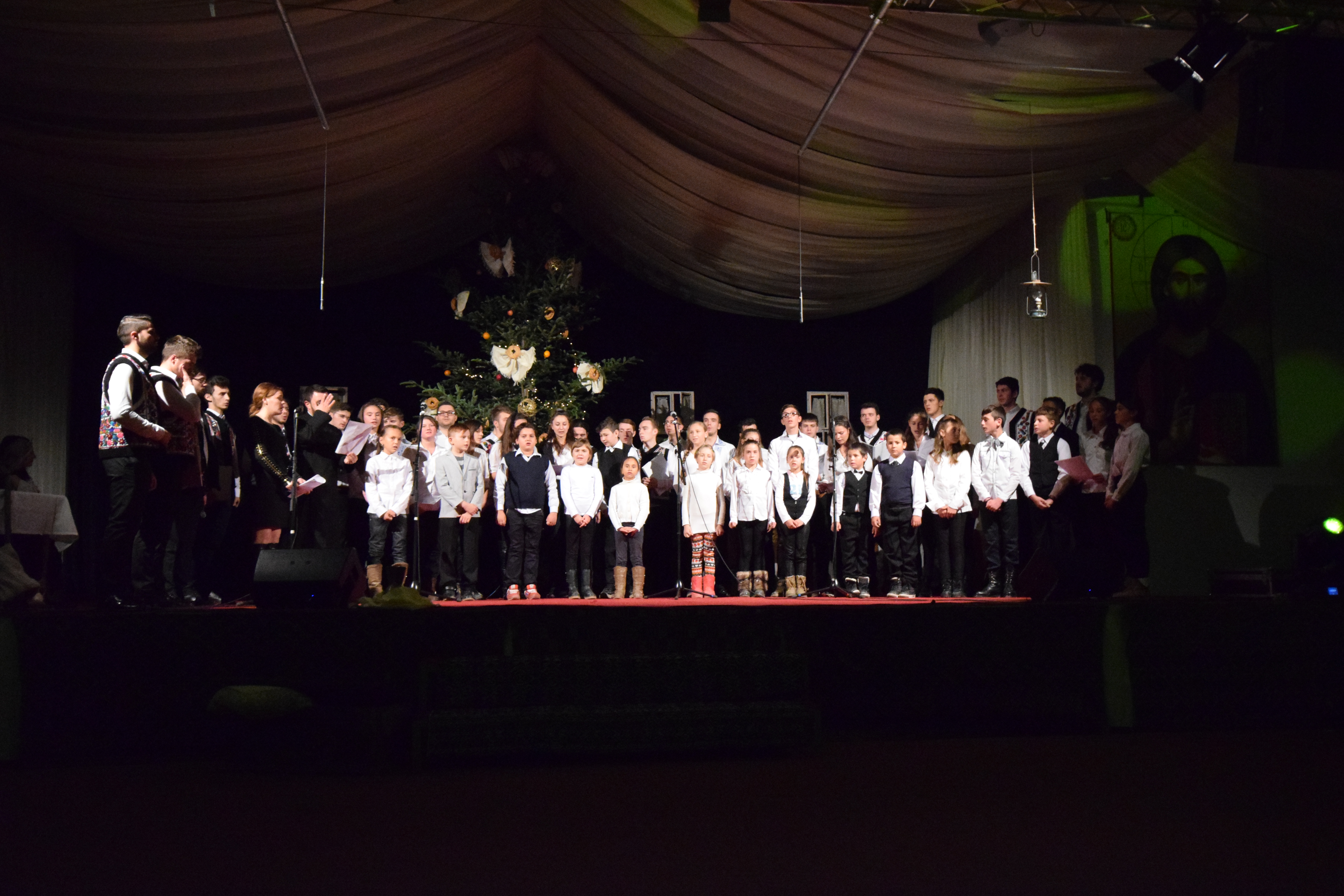 Concertul de colinde al Mitropoliei Moldovei și Bucovinei a aprins „opaițul” iubirii de tradiție și neam