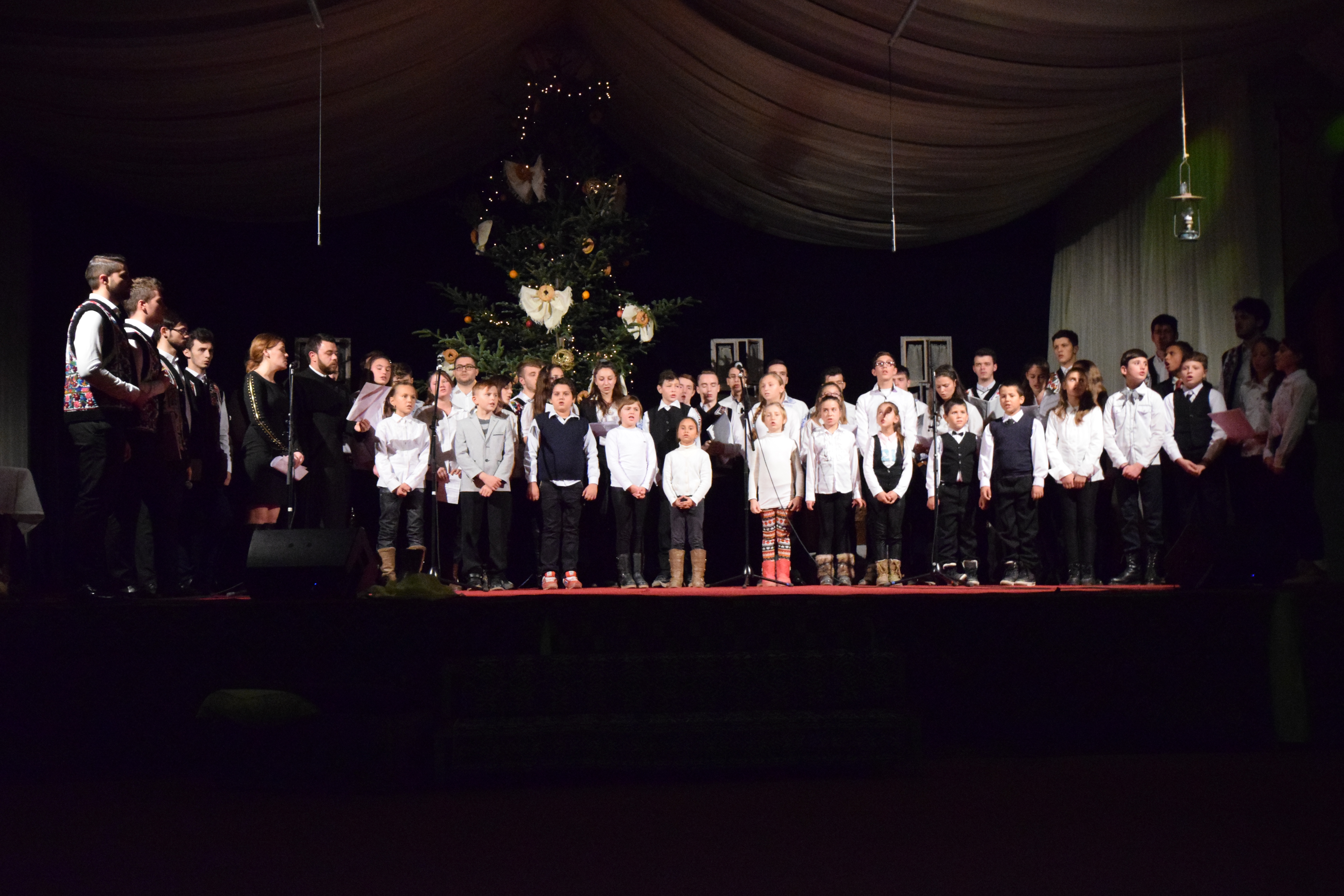 Concertul de colinde al Mitropoliei Moldovei și Bucovinei a aprins „opaițul” iubirii de tradiție și neam