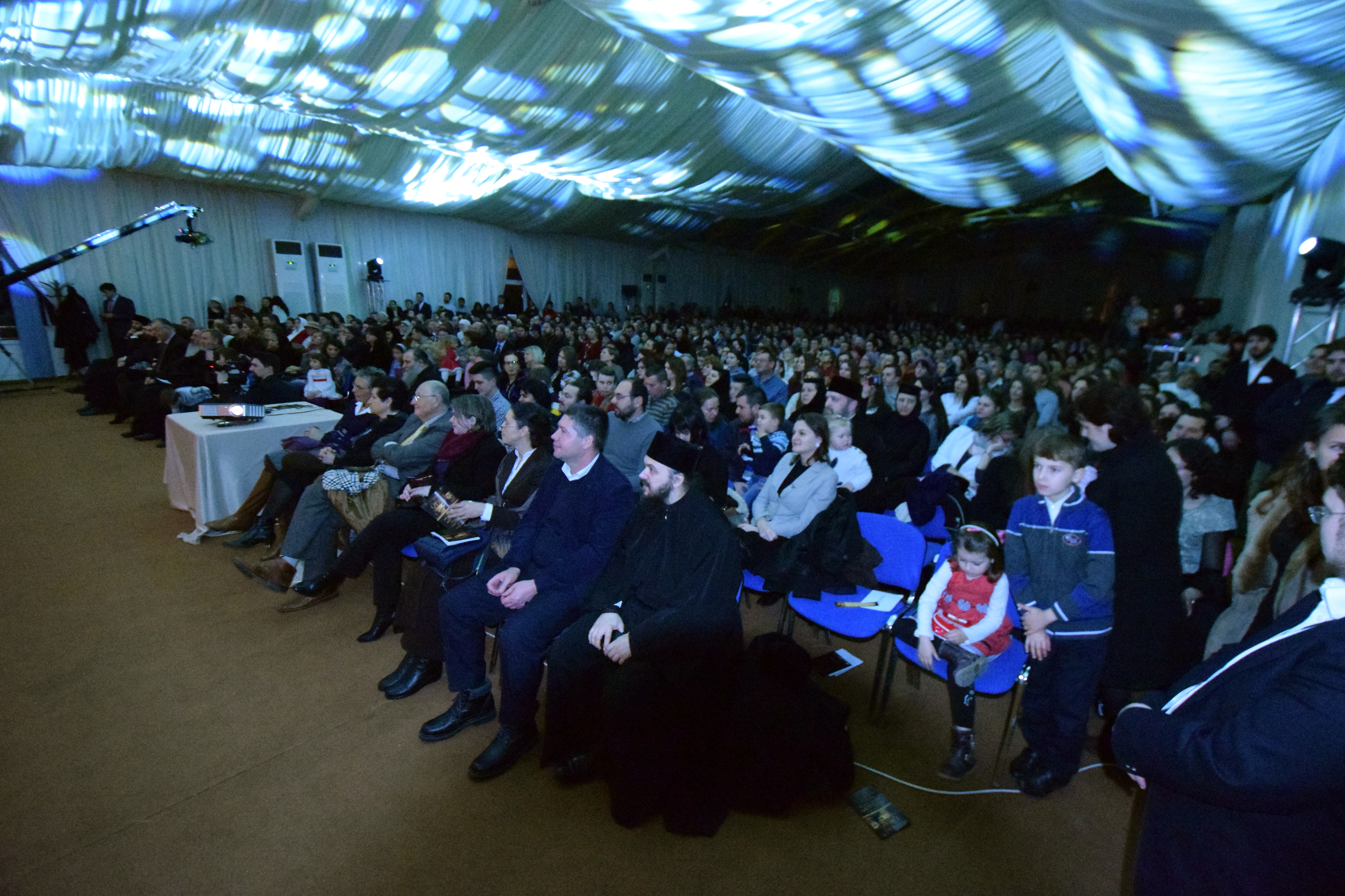 Concertul de colinde al Mitropoliei Moldovei și Bucovinei a aprins „opaițul” iubirii de tradiție și neam