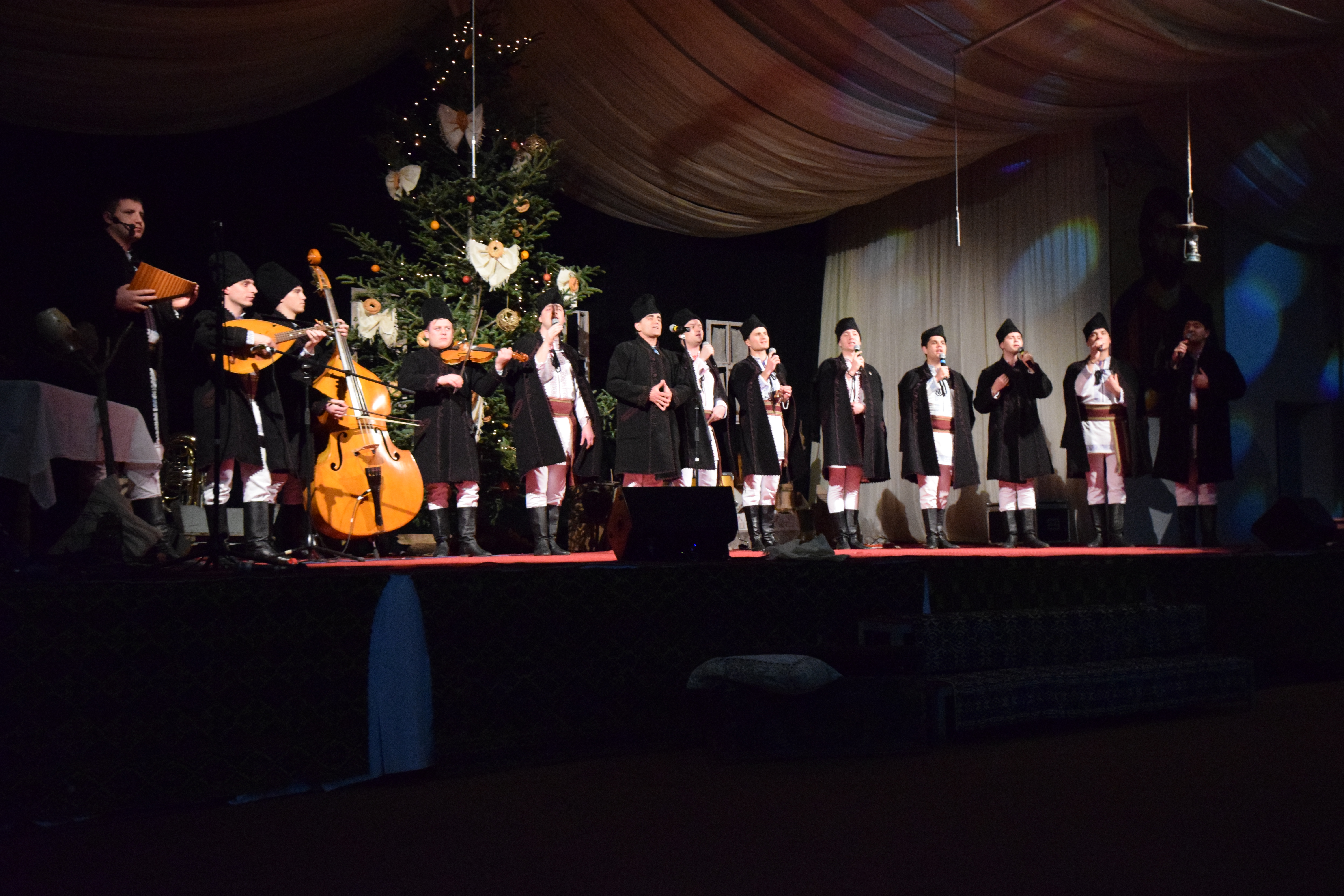 Concertul de colinde al Mitropoliei Moldovei și Bucovinei a aprins „opaițul” iubirii de tradiție și neam