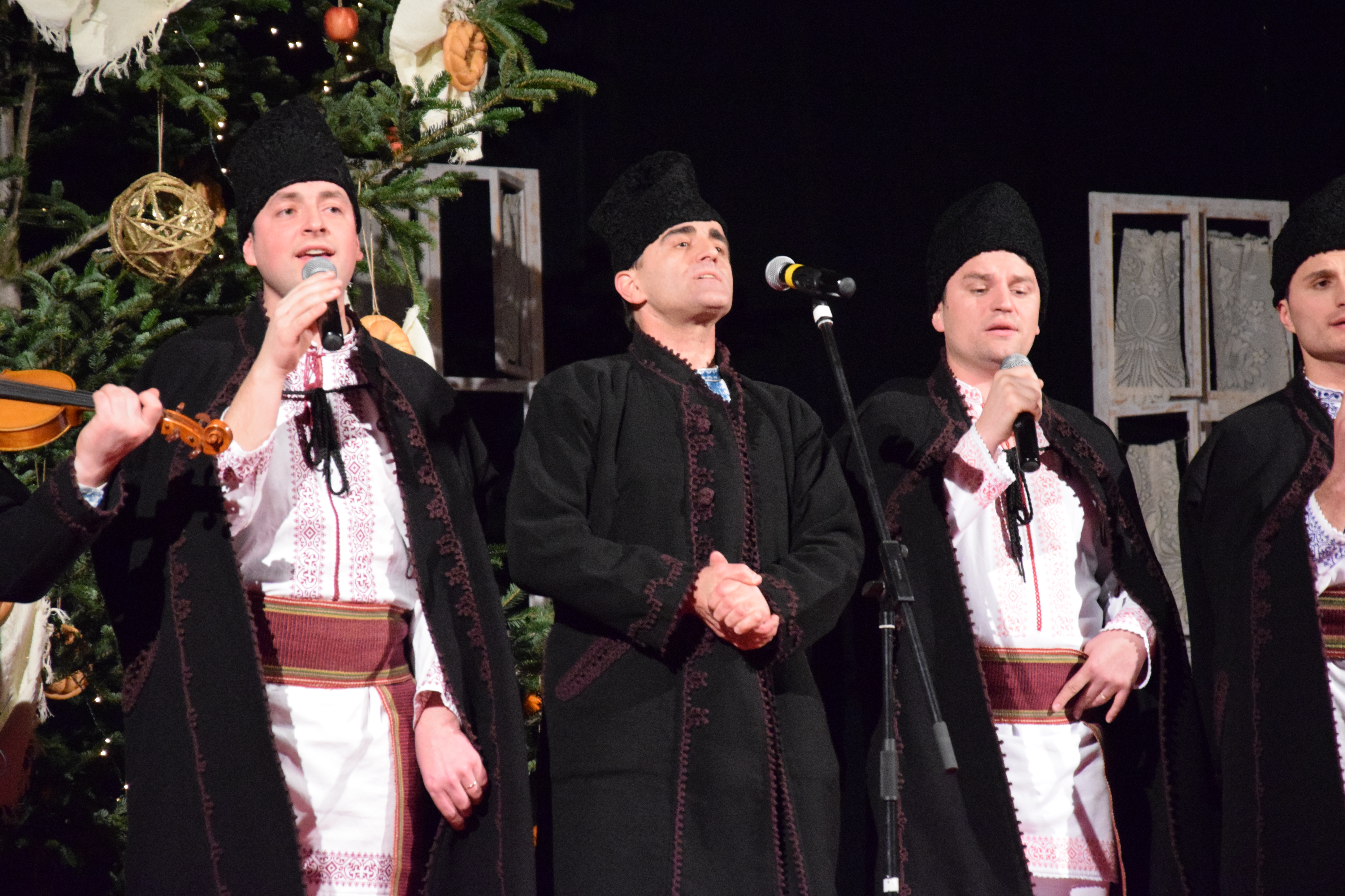 Concertul de colinde al Mitropoliei Moldovei și Bucovinei a aprins „opaițul” iubirii de tradiție și neam