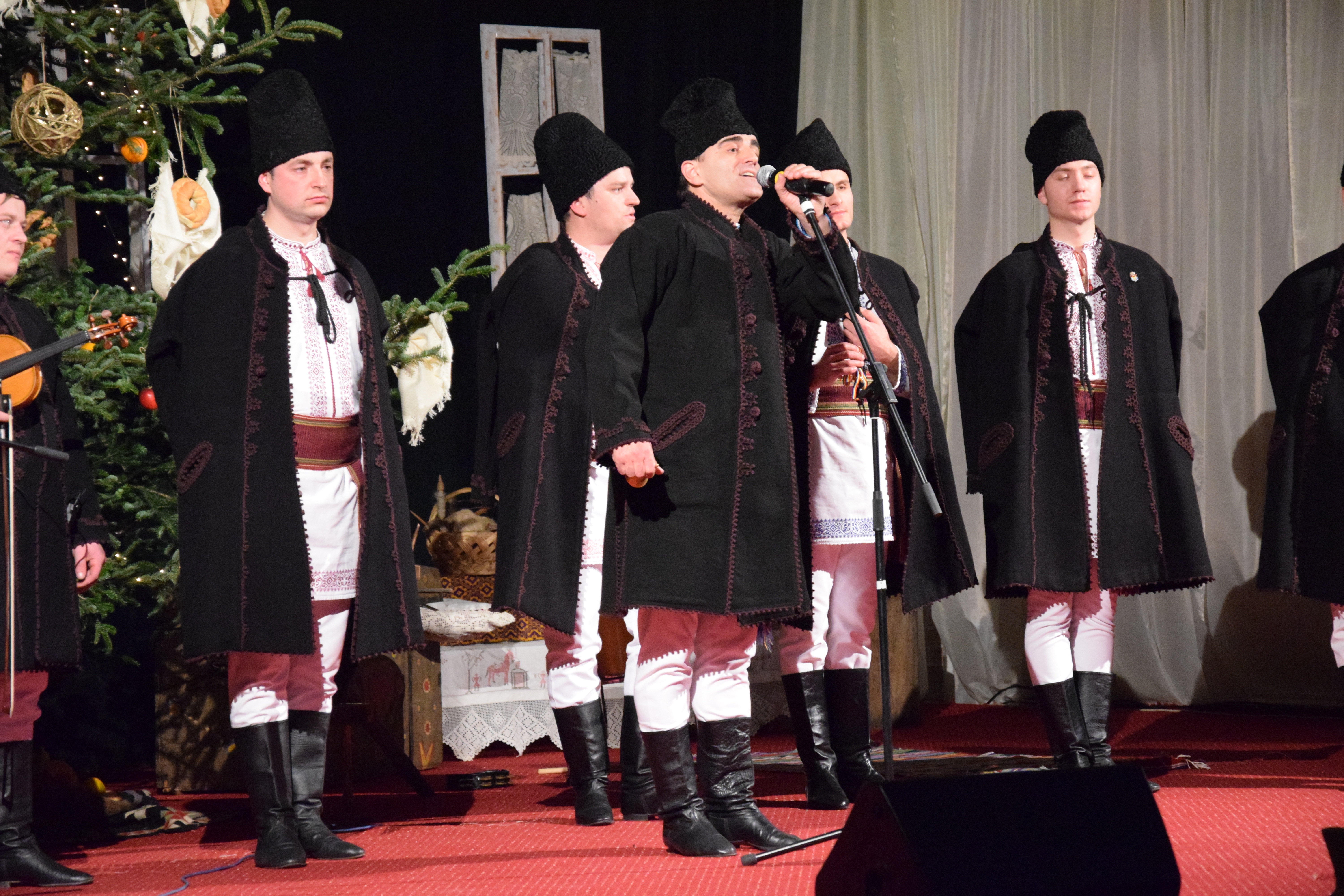 Concertul de colinde al Mitropoliei Moldovei și Bucovinei a aprins „opaițul” iubirii de tradiție și neam