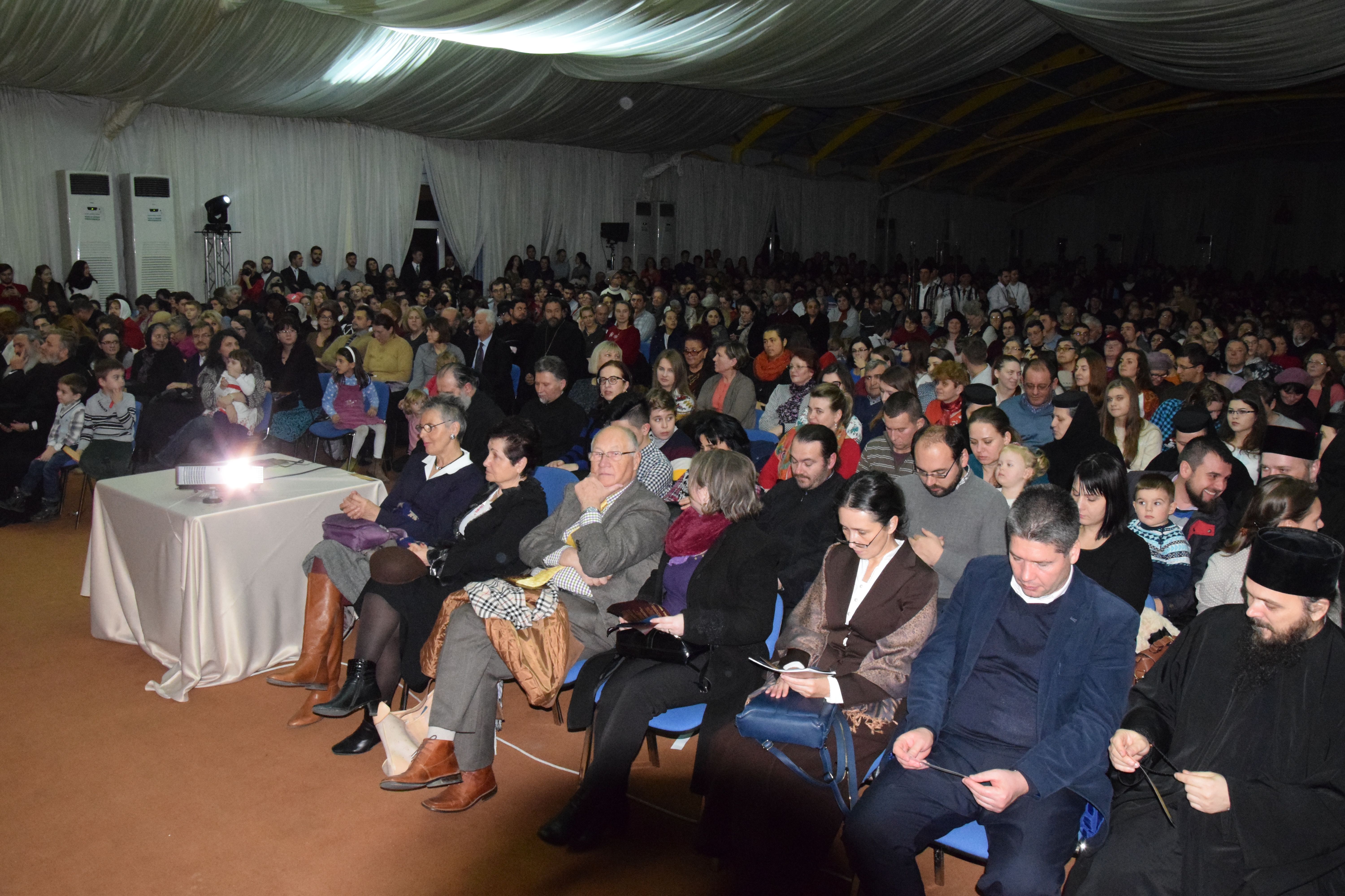 Concertul de colinde al Mitropoliei Moldovei și Bucovinei a aprins „opaițul” iubirii de tradiție și neam