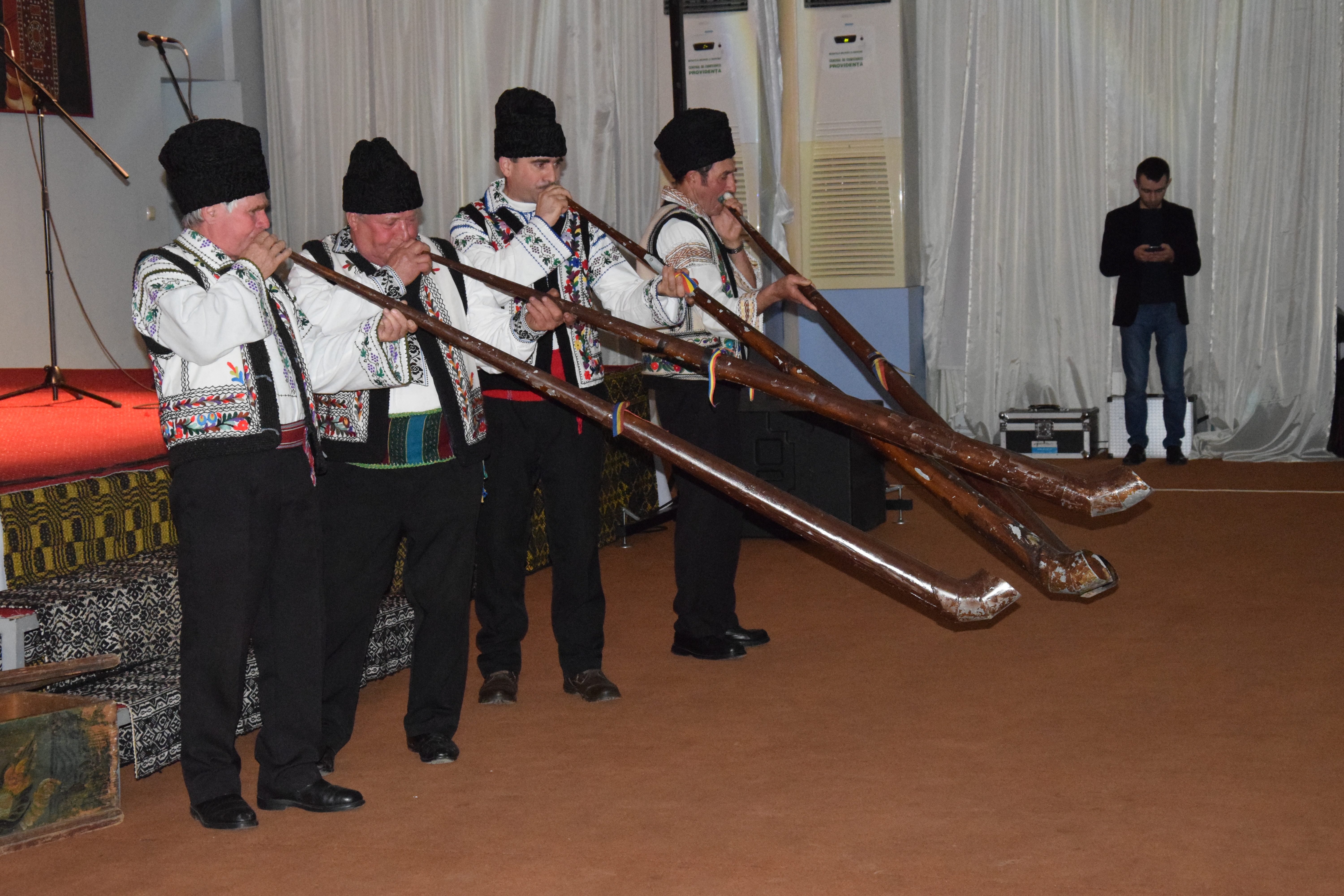 Concertul de colinde al Mitropoliei Moldovei și Bucovinei a aprins „opaițul” iubirii de tradiție și neam