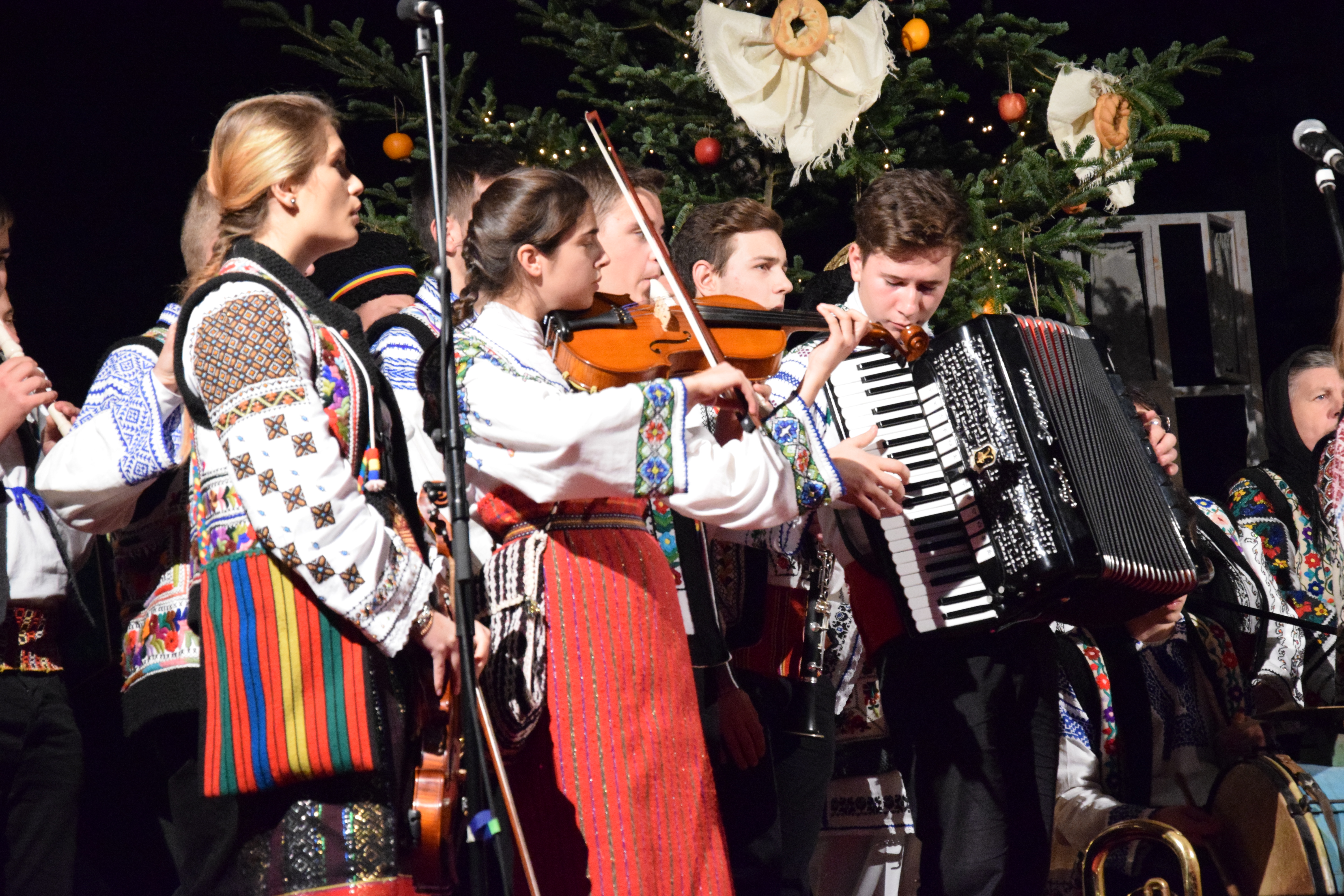 Concertul de colinde al Mitropoliei Moldovei și Bucovinei a aprins „opaițul” iubirii de tradiție și neam