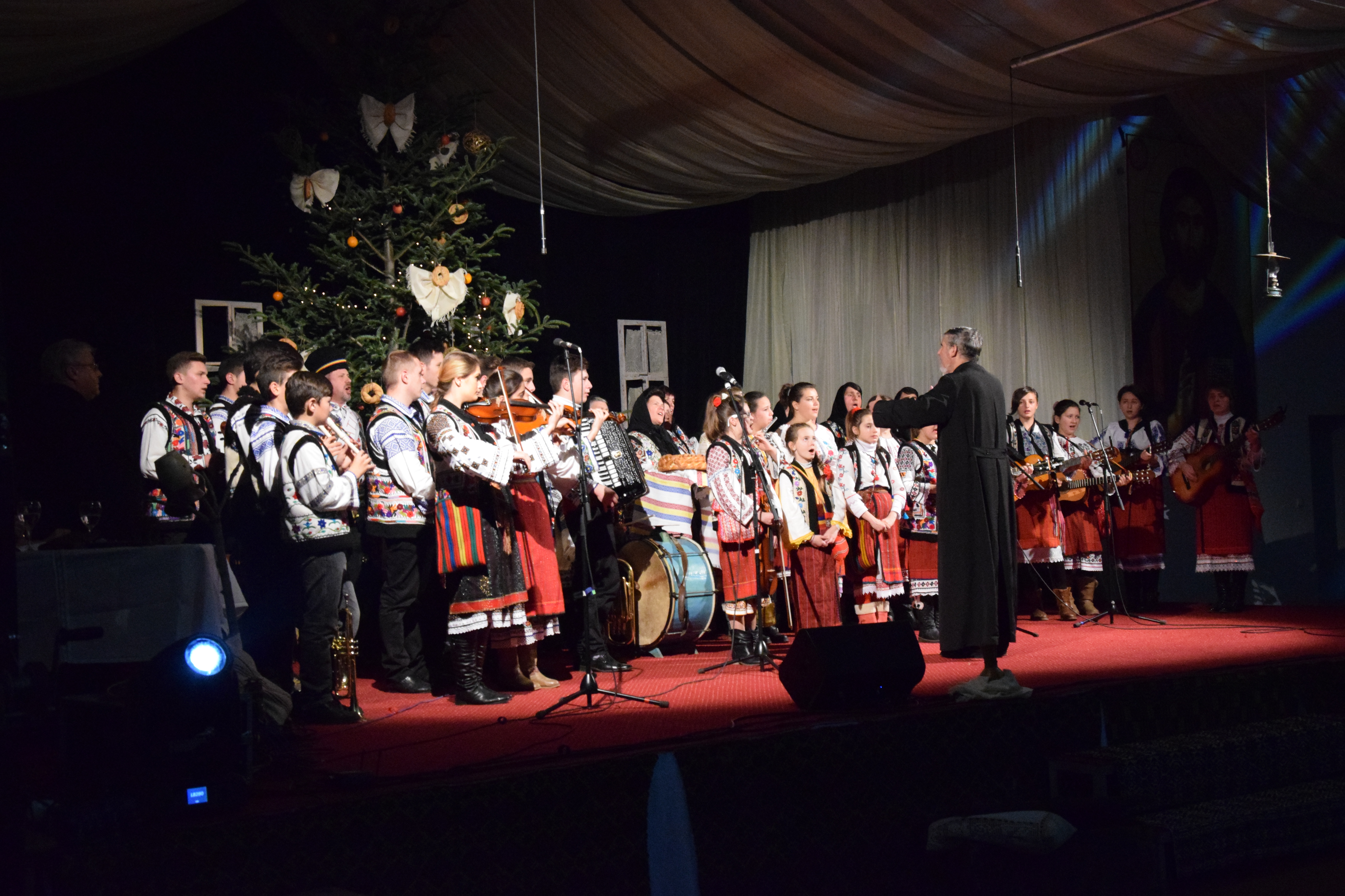 Concertul de colinde al Mitropoliei Moldovei și Bucovinei a aprins „opaițul” iubirii de tradiție și neam