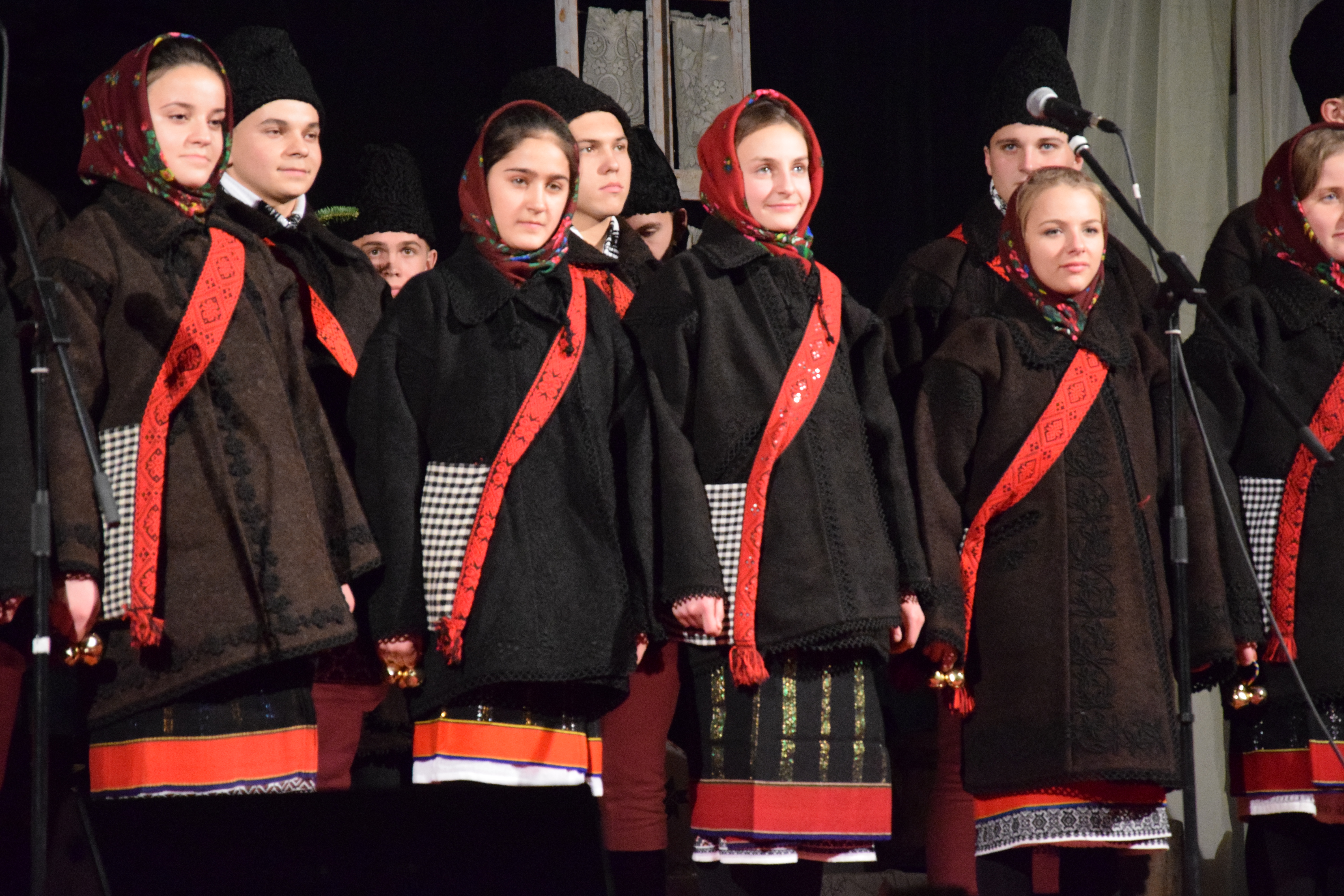 Concertul de colinde al Mitropoliei Moldovei și Bucovinei a aprins „opaițul” iubirii de tradiție și neam