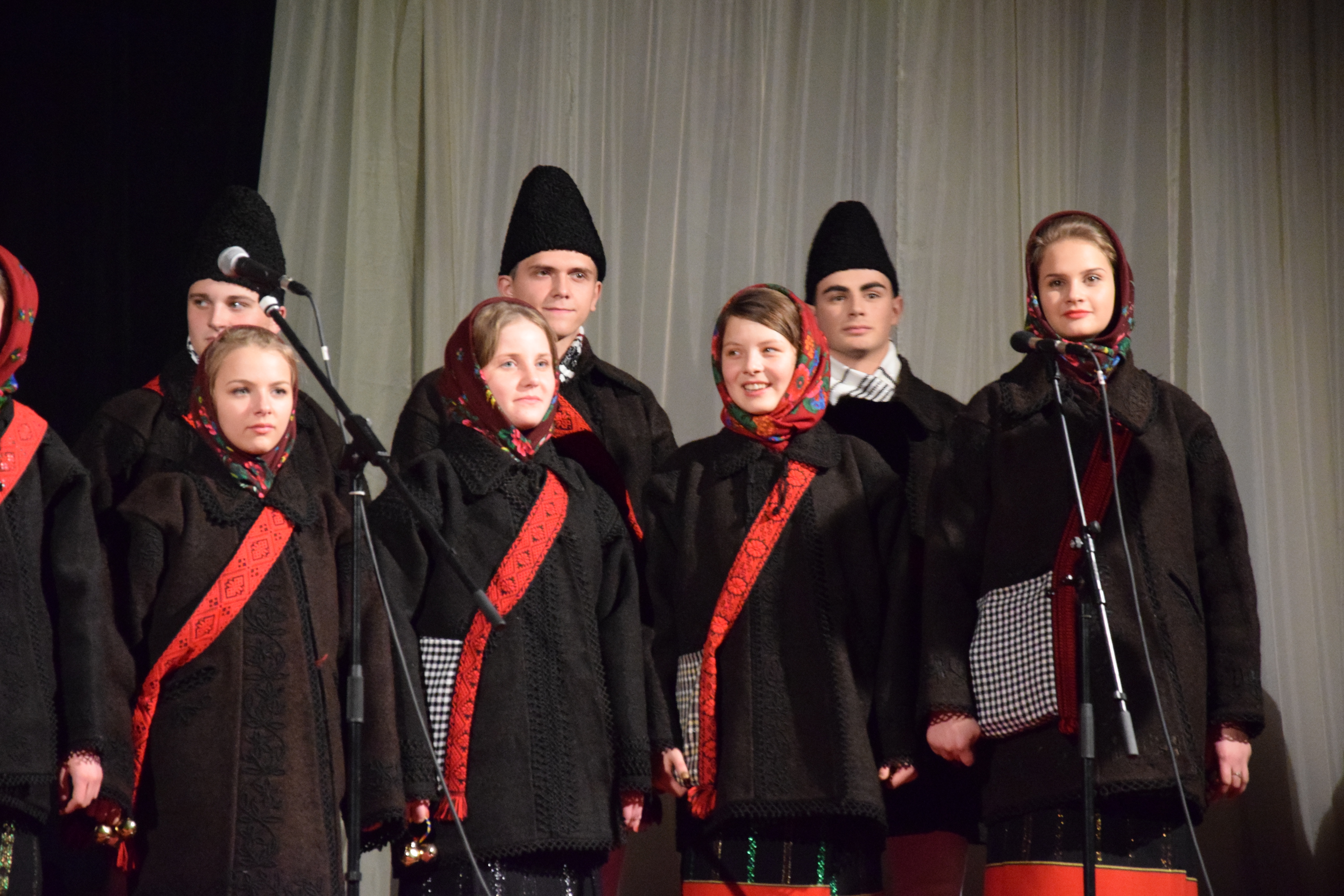 Concertul de colinde al Mitropoliei Moldovei și Bucovinei a aprins „opaițul” iubirii de tradiție și neam