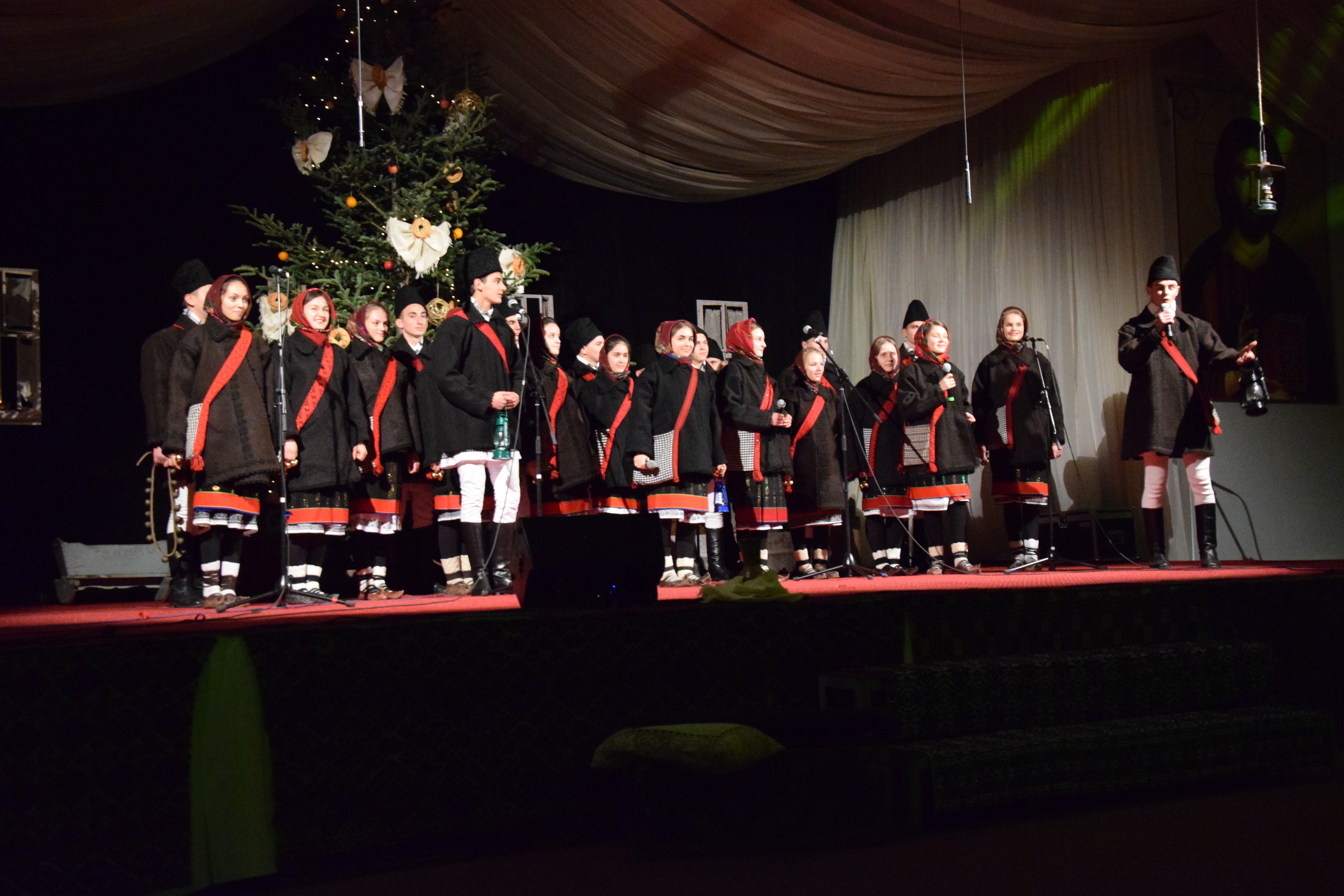 Concertul de colinde al Mitropoliei Moldovei și Bucovinei a aprins „opaițul” iubirii de tradiție și neam