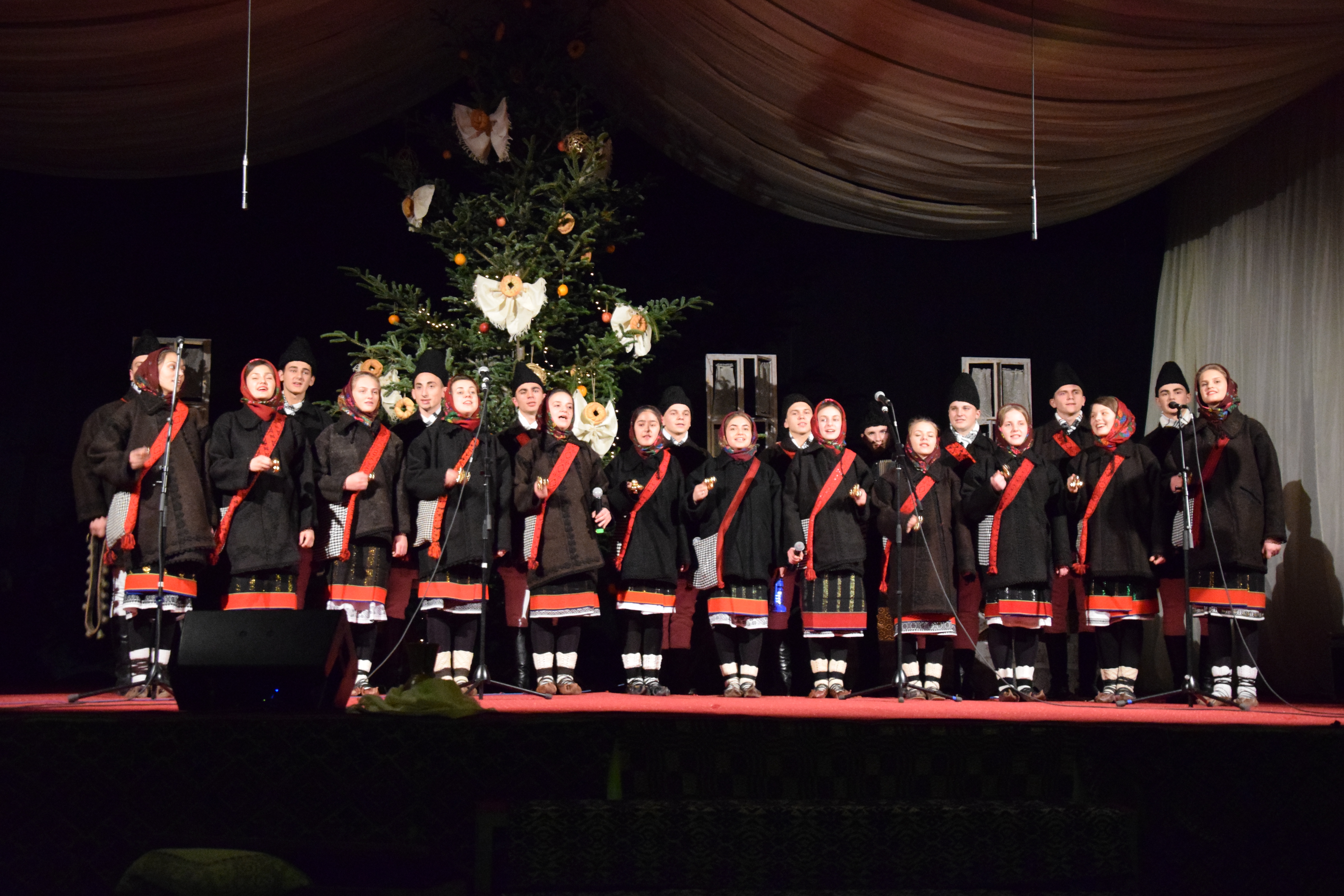 Concertul de colinde al Mitropoliei Moldovei și Bucovinei a aprins „opaițul” iubirii de tradiție și neam