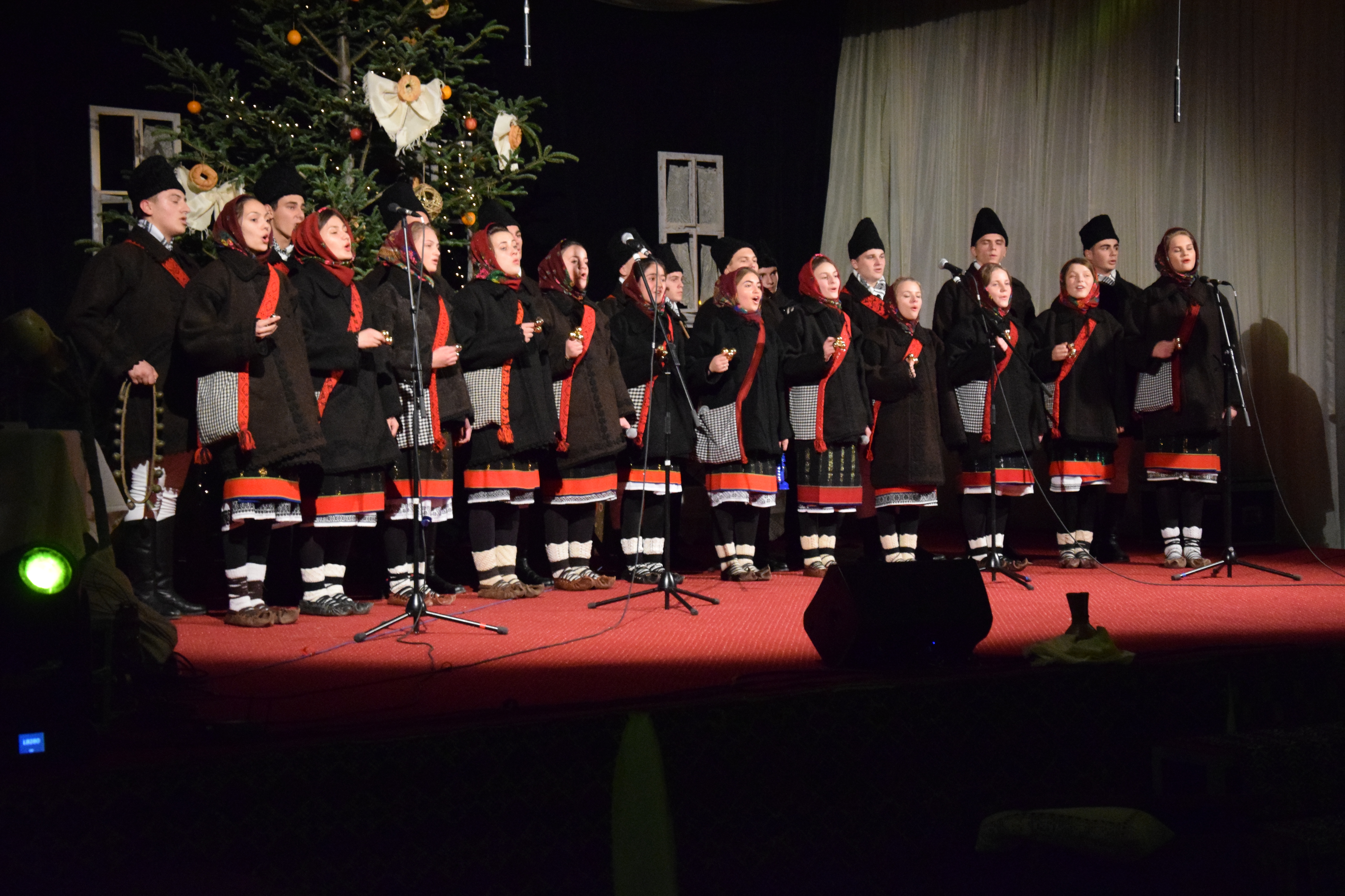 Concertul de colinde al Mitropoliei Moldovei și Bucovinei a aprins „opaițul” iubirii de tradiție și neam