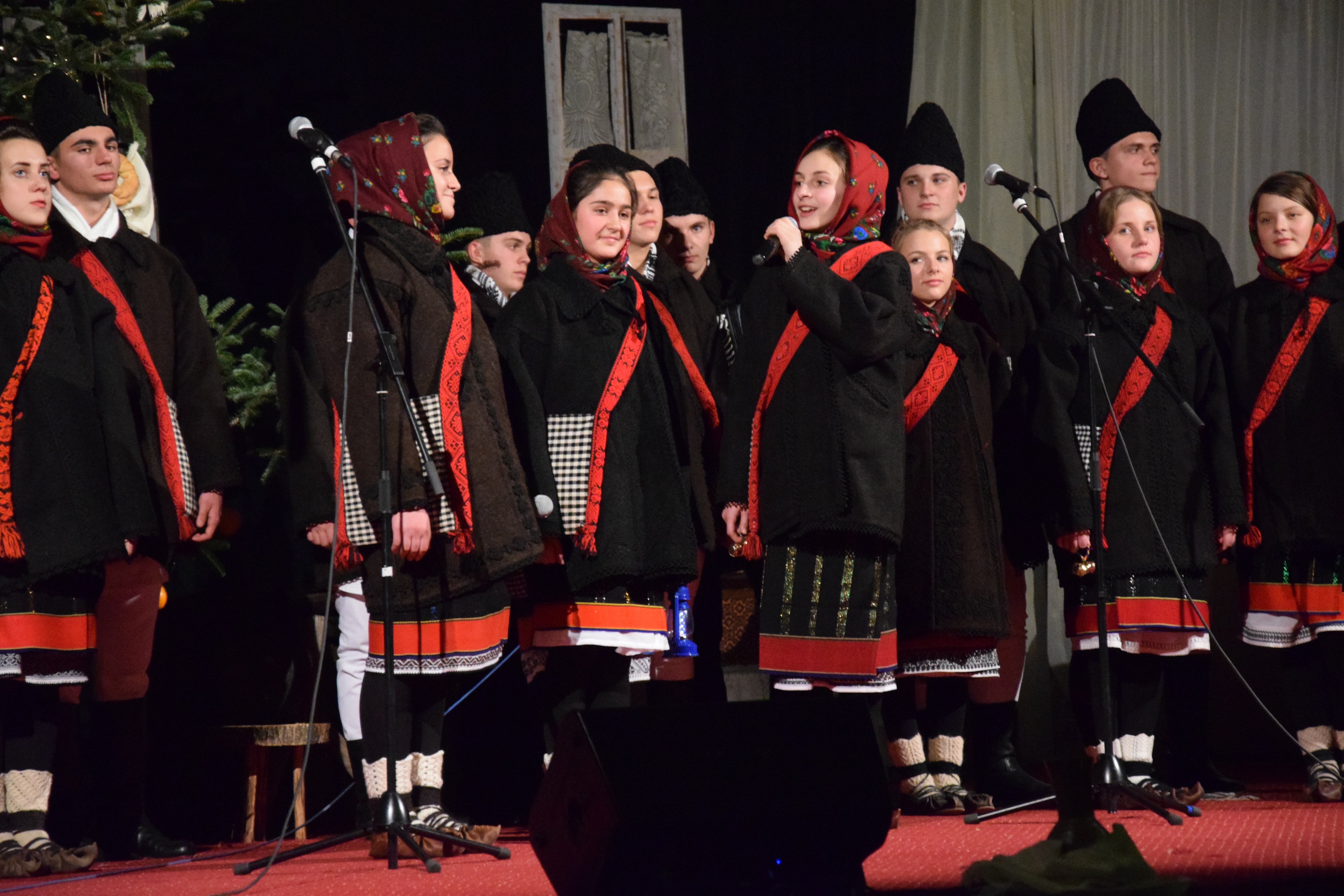 Concertul de colinde al Mitropoliei Moldovei și Bucovinei a aprins „opaițul” iubirii de tradiție și neam