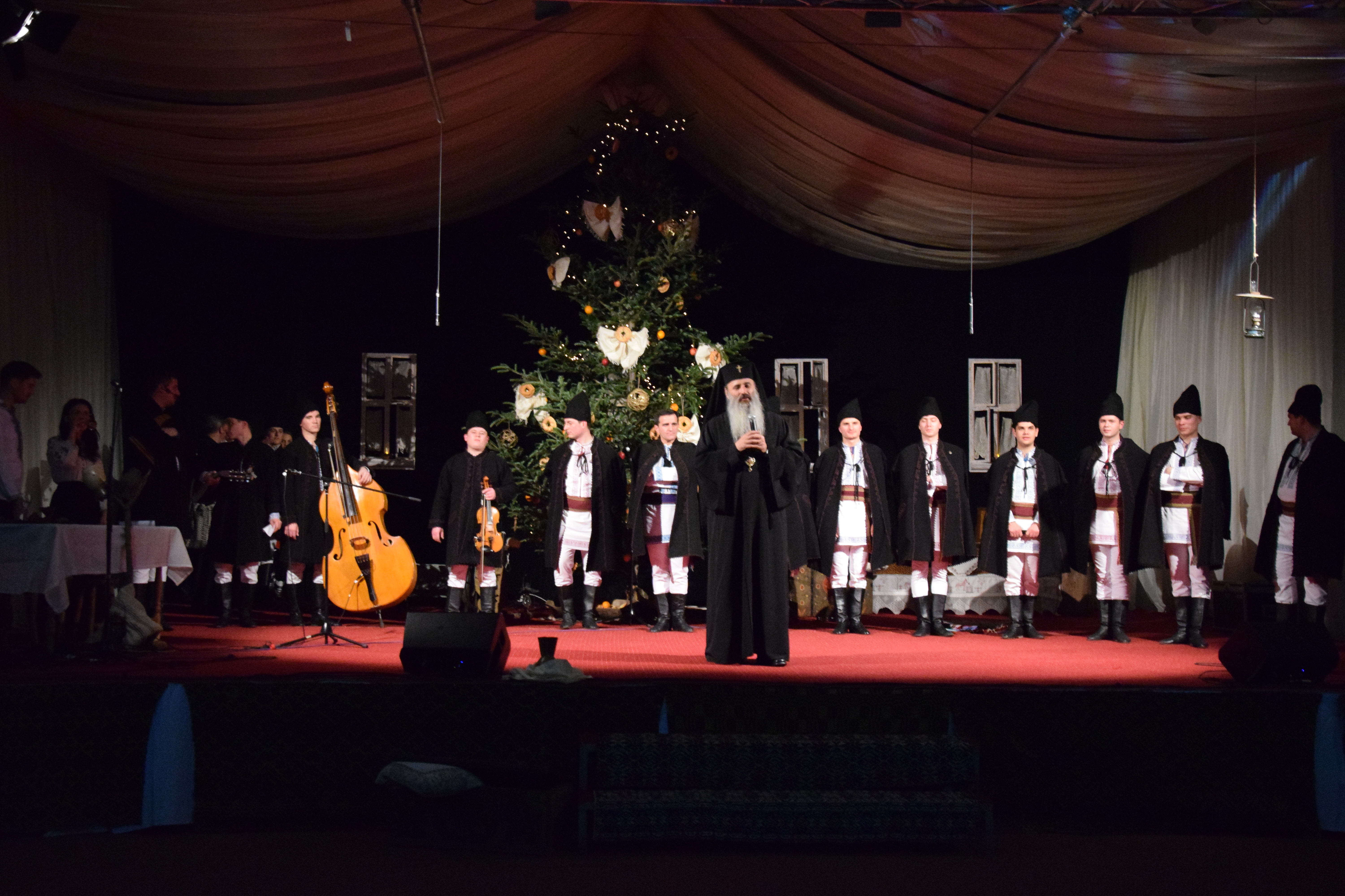 Concertul de colinde al Mitropoliei Moldovei și Bucovinei a aprins „opaițul” iubirii de tradiție și neam