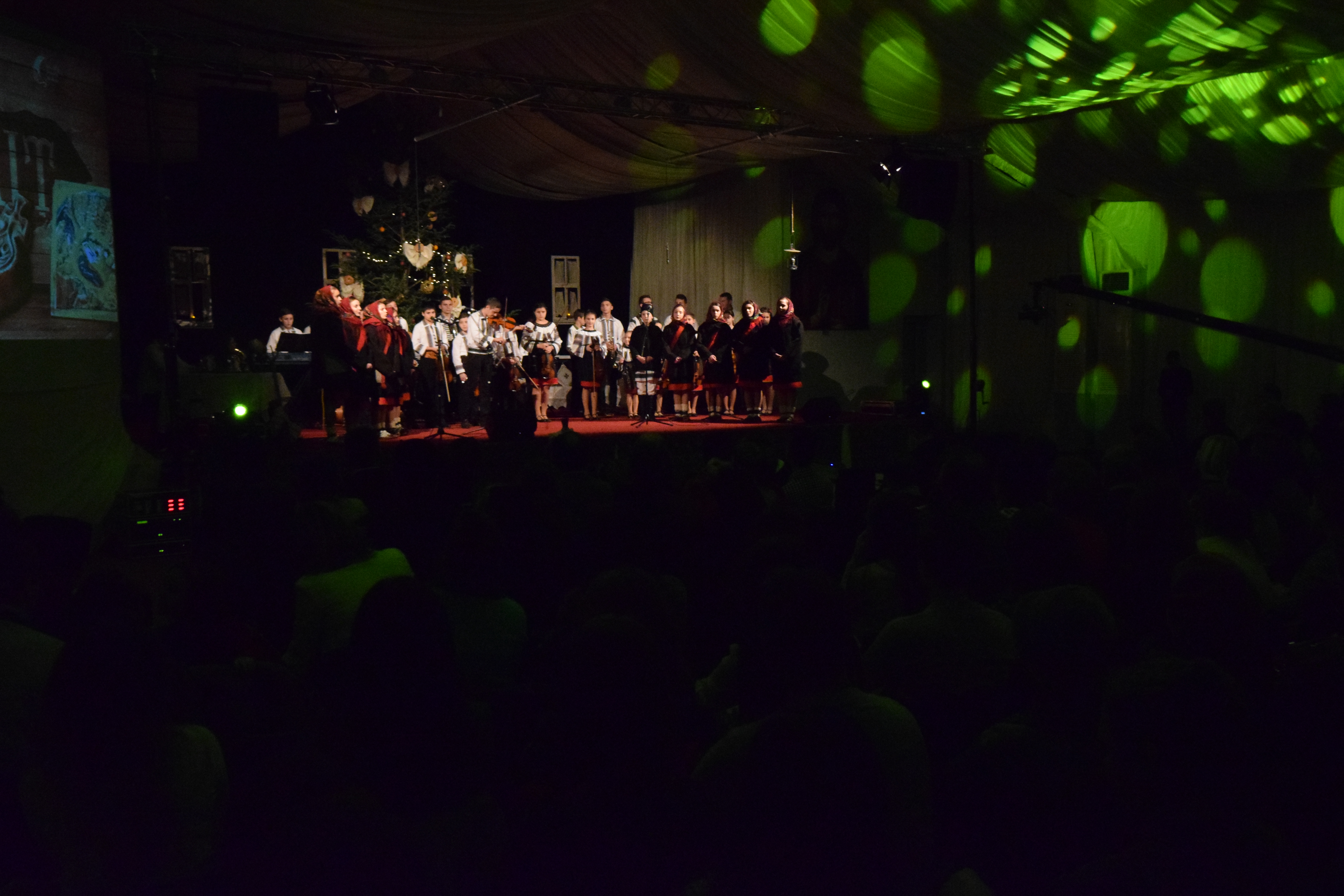 Concertul de colinde al Mitropoliei Moldovei și Bucovinei a aprins „opaițul” iubirii de tradiție și neam