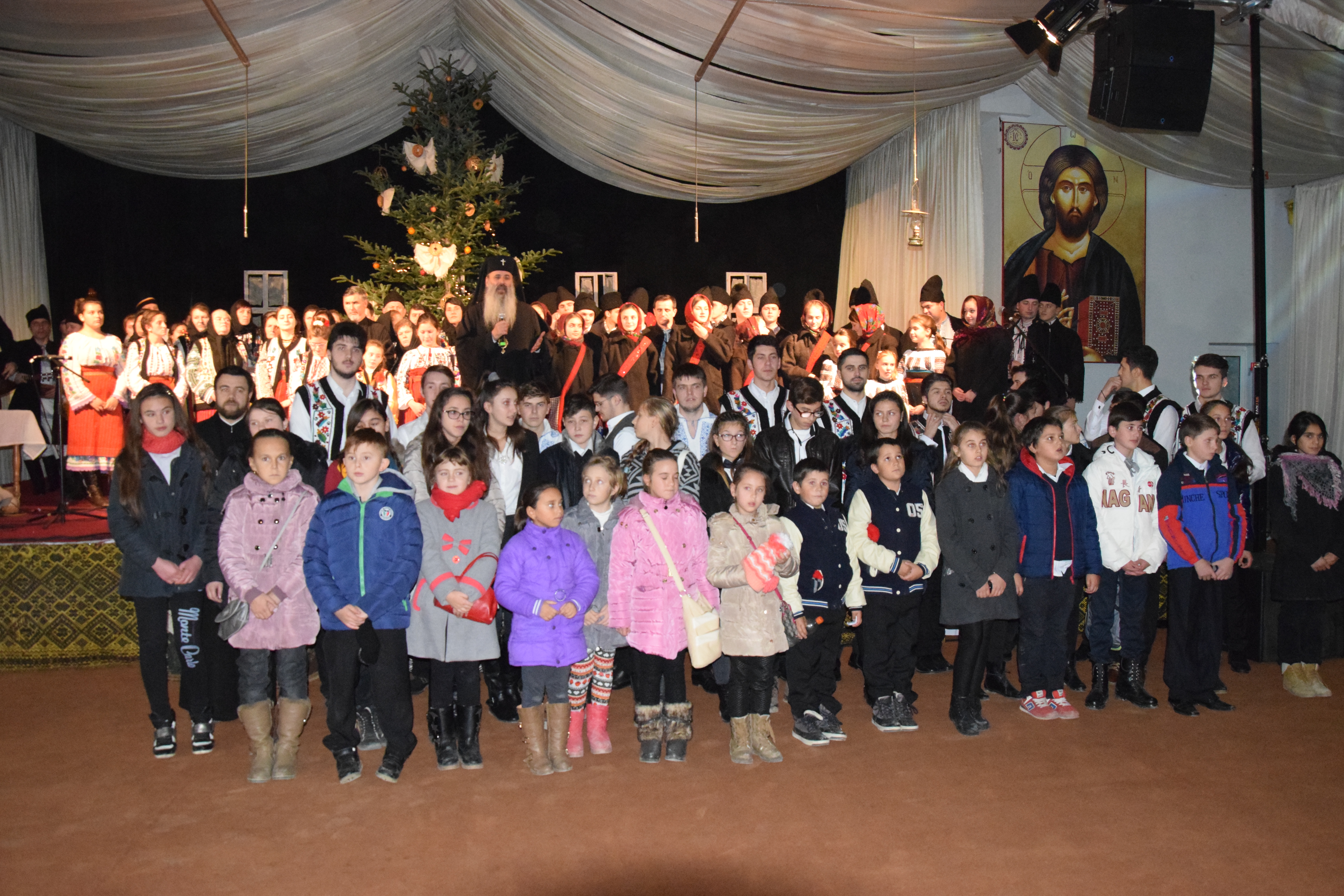 Concertul de colinde al Mitropoliei Moldovei și Bucovinei a aprins „opaițul” iubirii de tradiție și neam