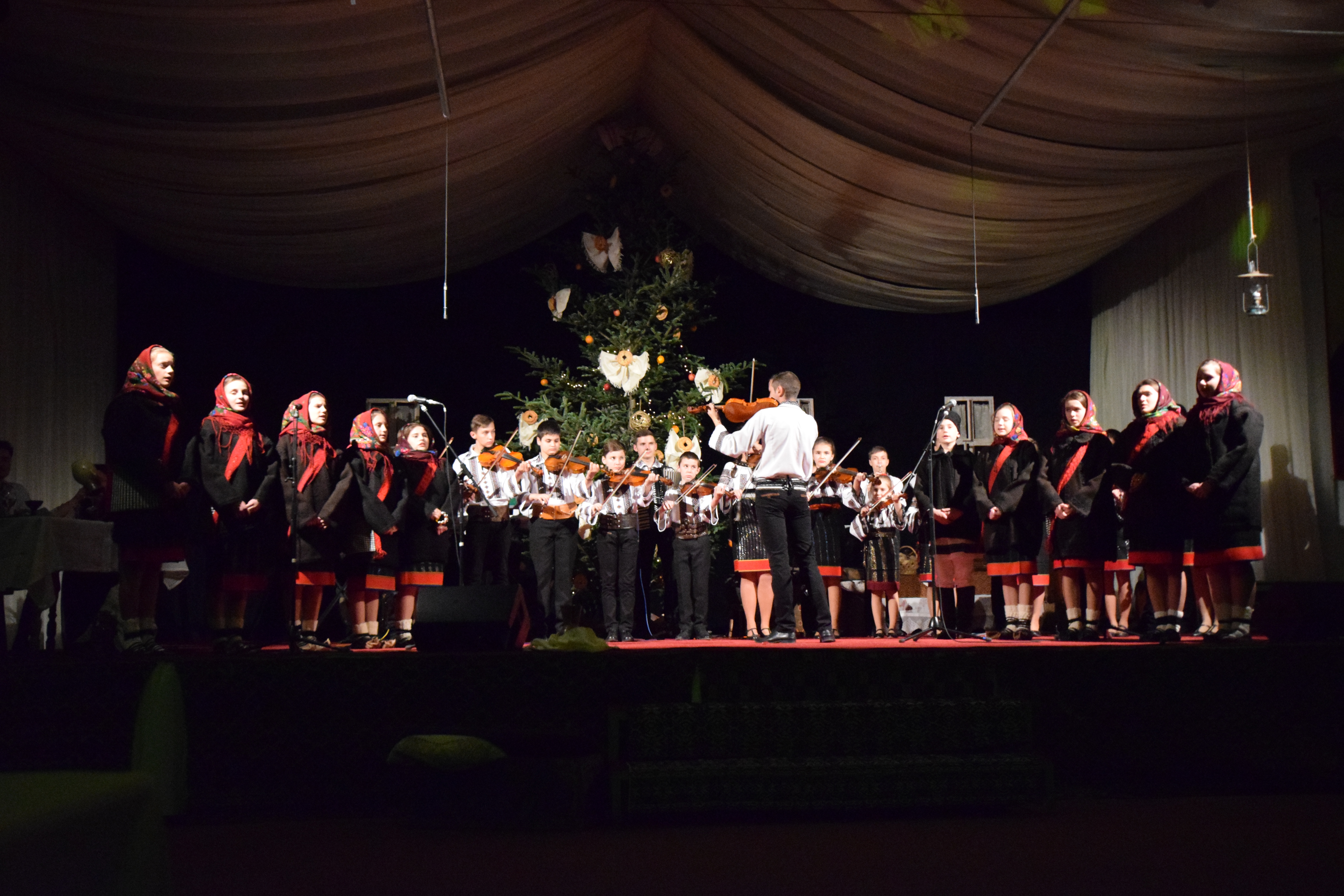 Concertul de colinde al Mitropoliei Moldovei și Bucovinei a aprins „opaițul” iubirii de tradiție și neam