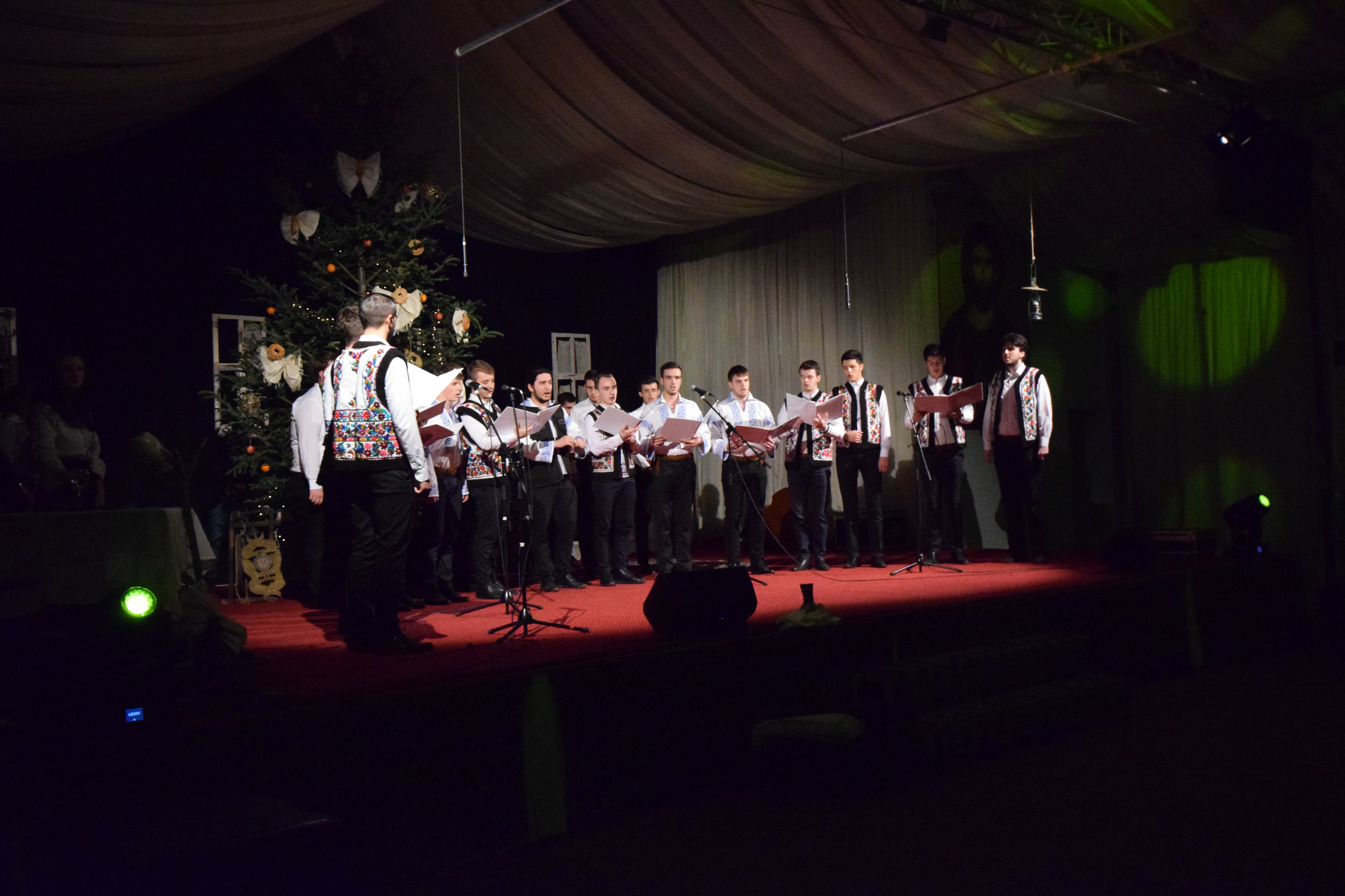 Concertul de colinde al Mitropoliei Moldovei și Bucovinei a aprins „opaițul” iubirii de tradiție și neam