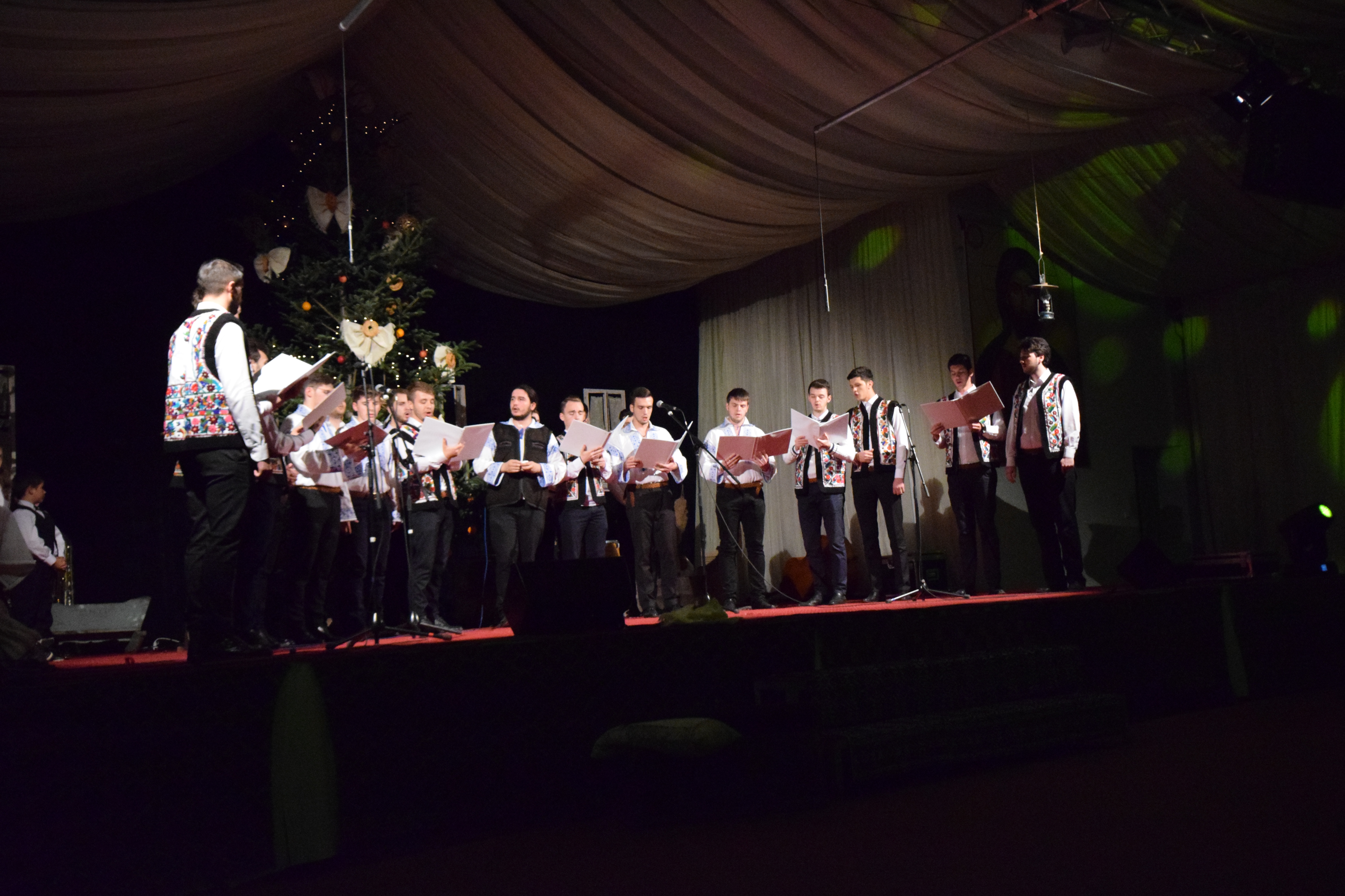 Concertul de colinde al Mitropoliei Moldovei și Bucovinei a aprins „opaițul” iubirii de tradiție și neam